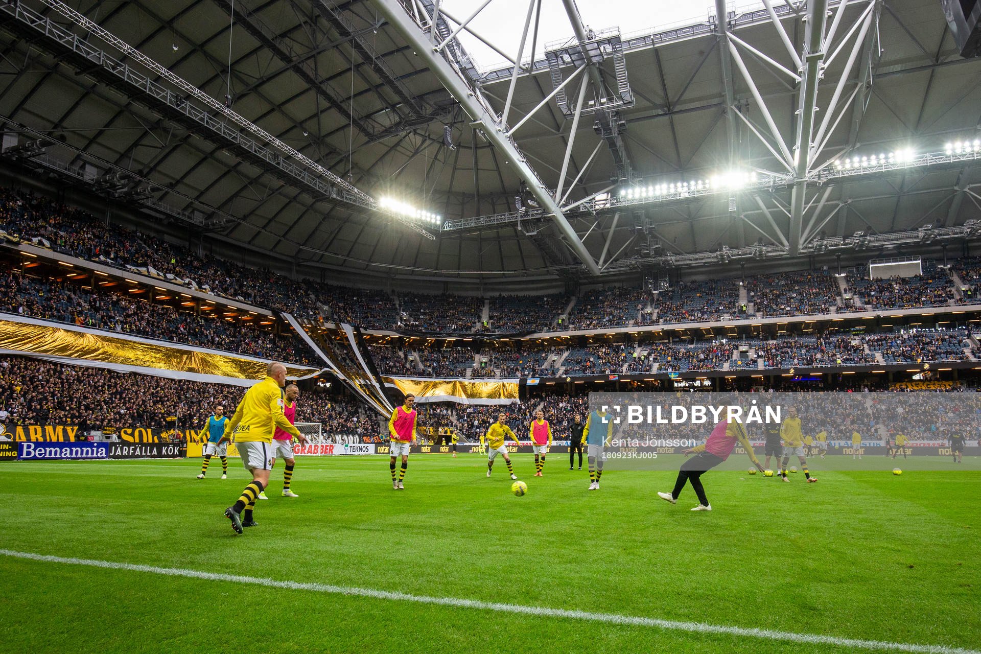 s spelare värmer upp innan fotbollsmatchen i Allsvenskan