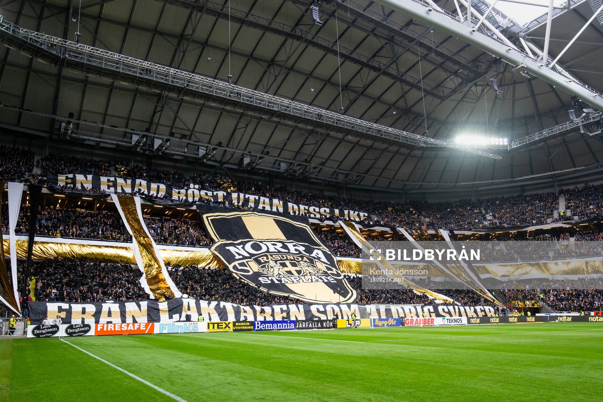 s tifo innan fotbollsmatchen i Allsvenskan mellan AIK och