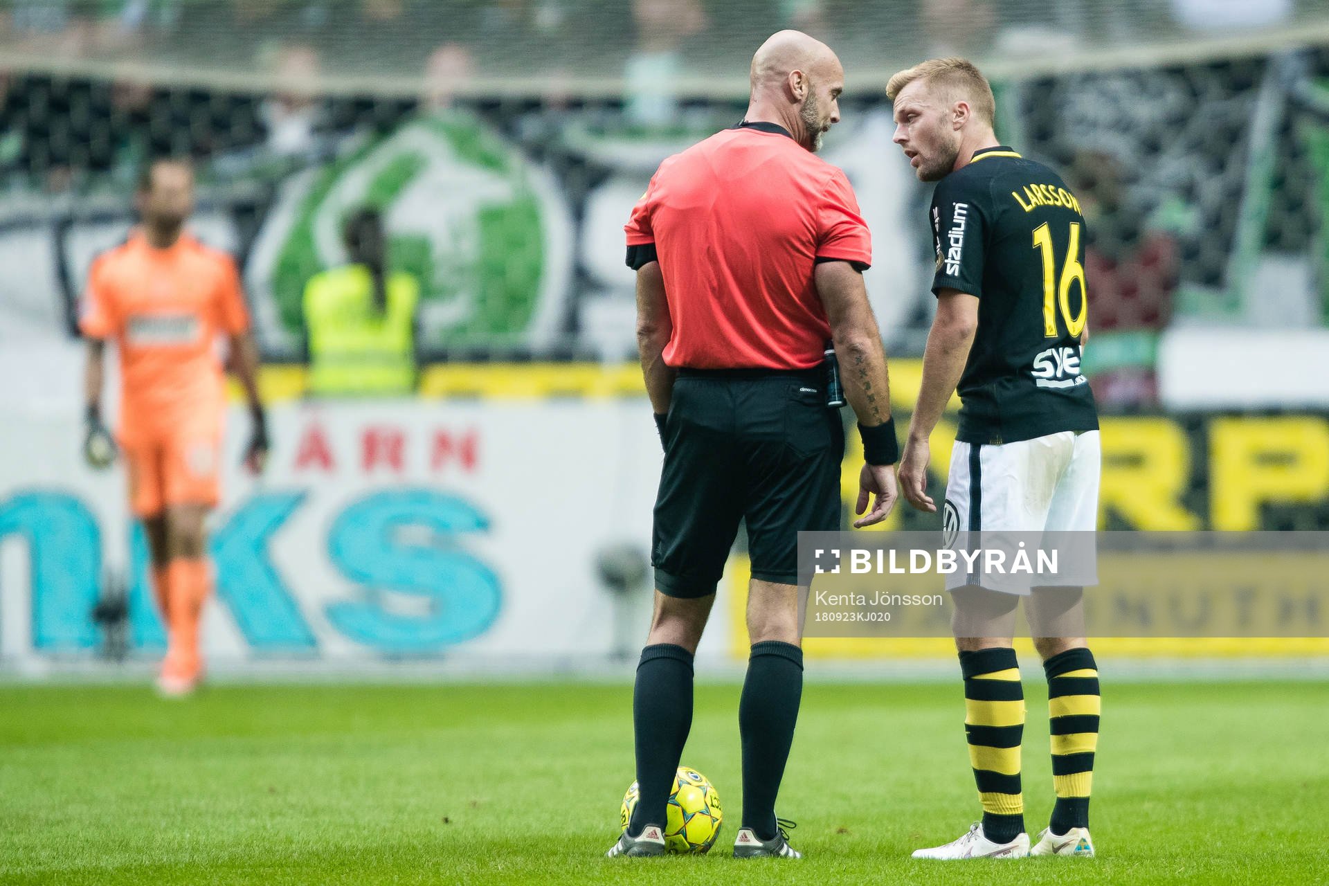 s Sebastian Larsson diskuterar med domare Stefan Johannesson