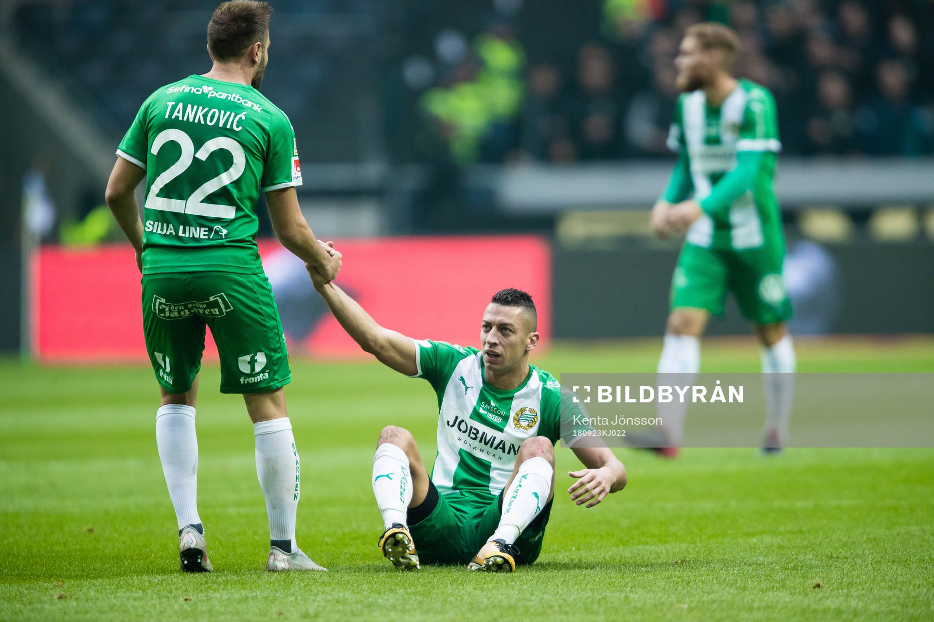 Hammarbys Nikola Djurdjic får hjälp av Muamer Tankovic