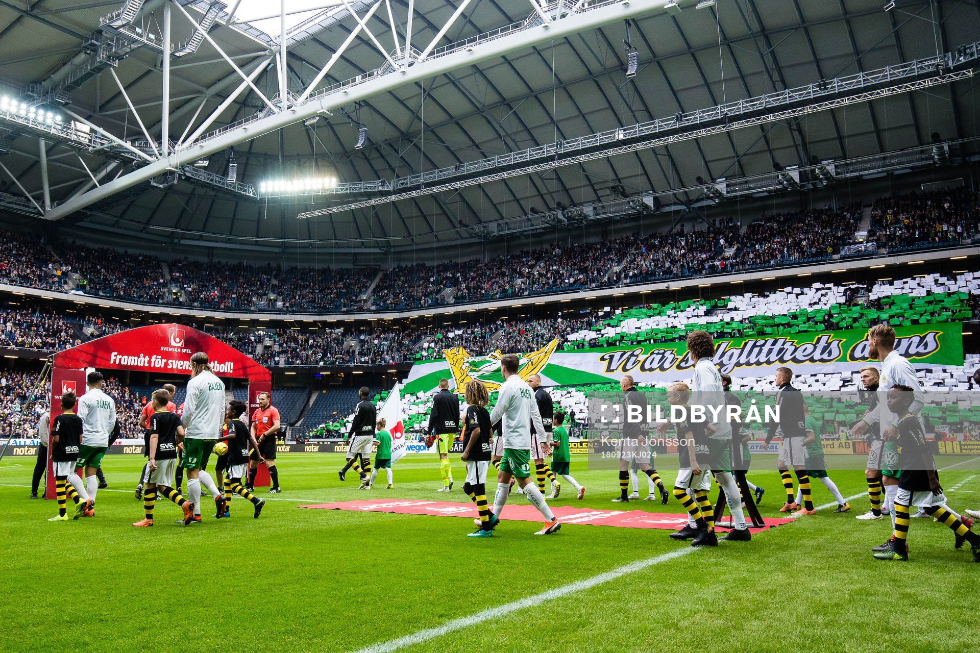 s spelare gör entré på planen innan fotbollsmatchen i