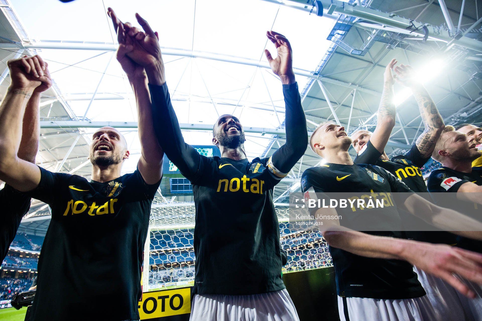 AIK:s Henok Goitom (m) jublar med Panos Dimitriadis och Alexander Milosevic efter fotbollsmatchen i Allsvenskan mellan AIK och Hammarby den 23 September 2018 i Stockholm.