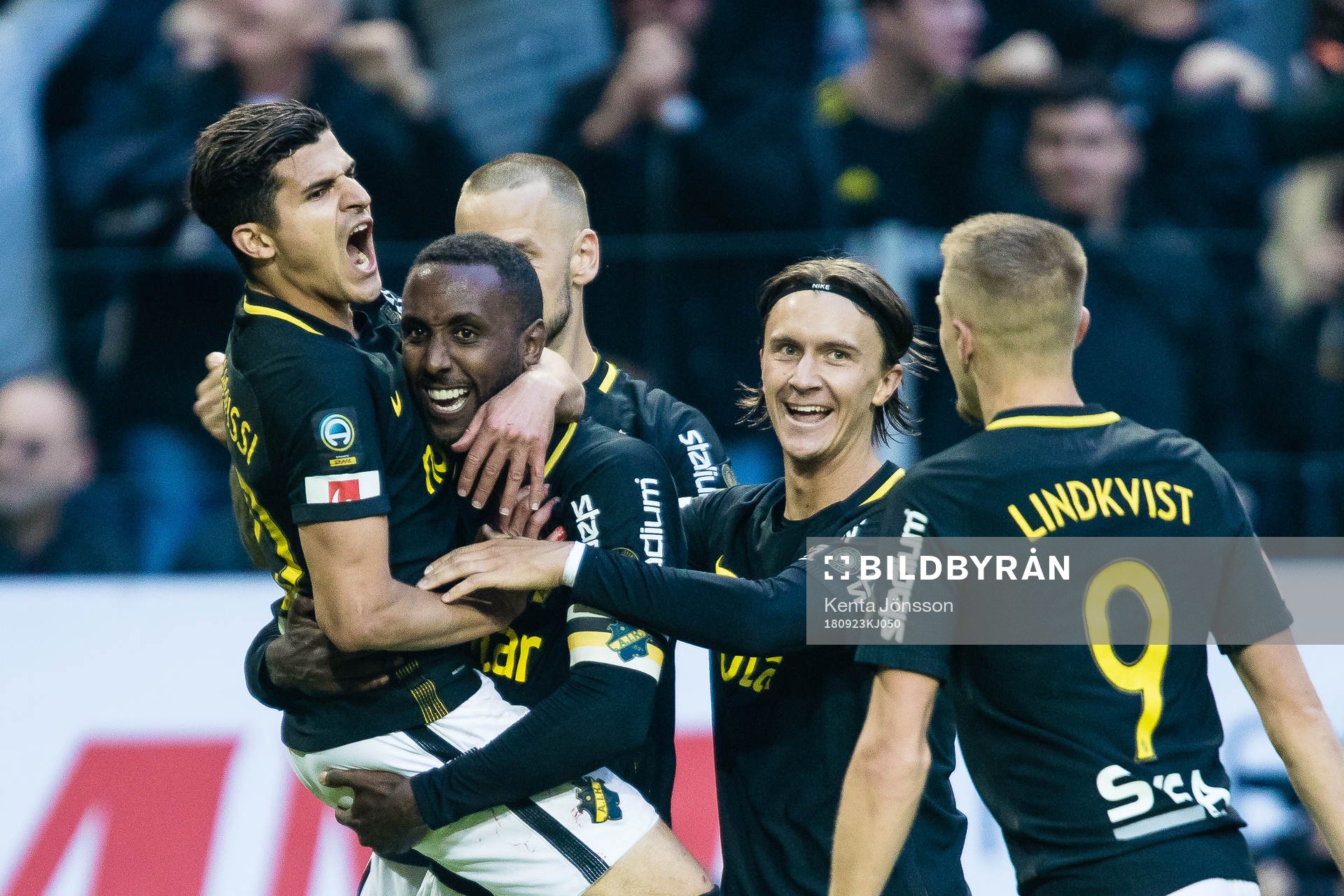 AIK:s Henok Goitom jublar med Tarik Elyounoussi , Kristoffer Olsson och Rasmus Lindkvist efter 1-0 under fotbollsmatchen i Allsvenskan mellan AIK och Hammarby den 23 September 2018 i Stockholm.