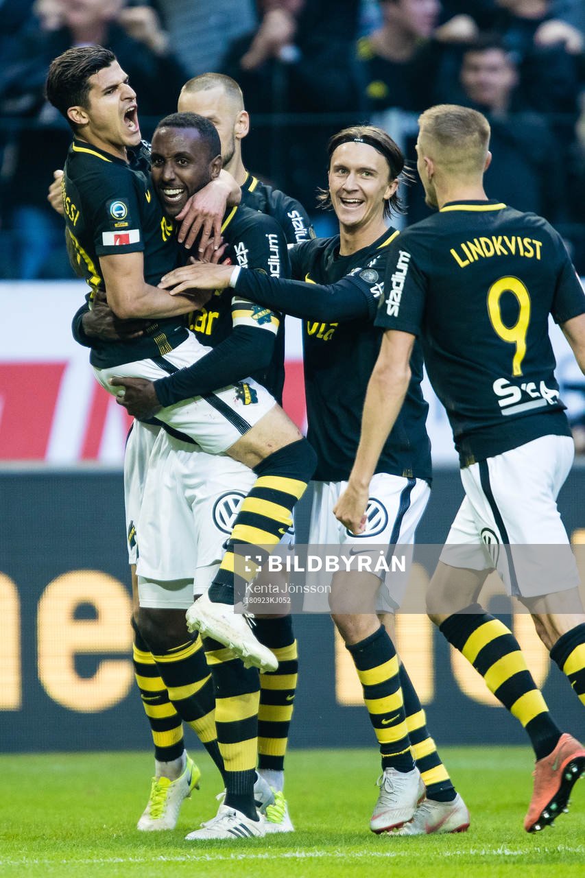 AIK:s Henok Goitom jublar med Tarik Elyounoussi , Kristoffer Olsson och Rasmus Lindkvist efter 1-0 under fotbollsmatchen i Allsvenskan mellan AIK och Hammarby den 23 September 2018 i Stockholm.