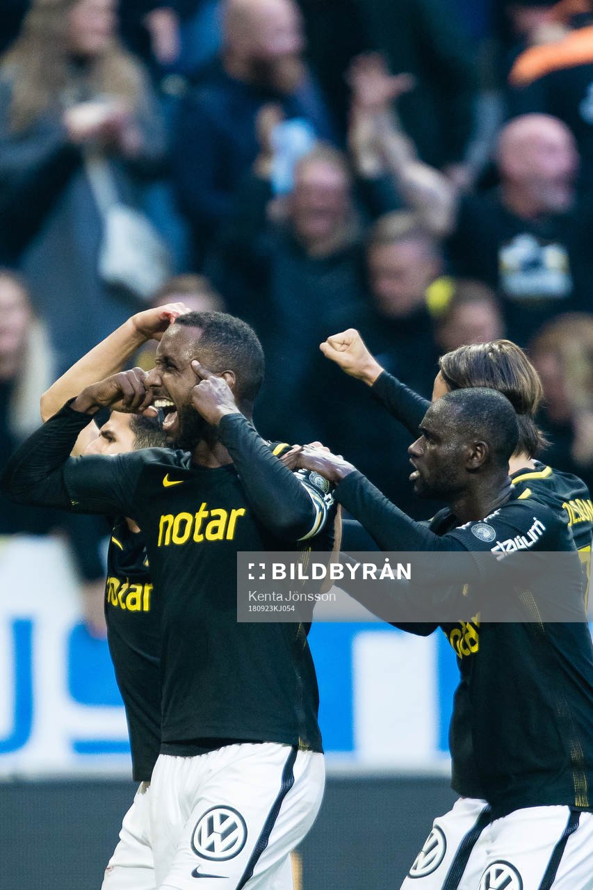 AIK:s Henok Goitom jublar med Tarik Elyounoussi och Enoch Kofi Adu efter 1-0 under fotbollsmatchen i Allsvenskan mellan AIK och Hammarby den 23 September 2018 i Stockholm.