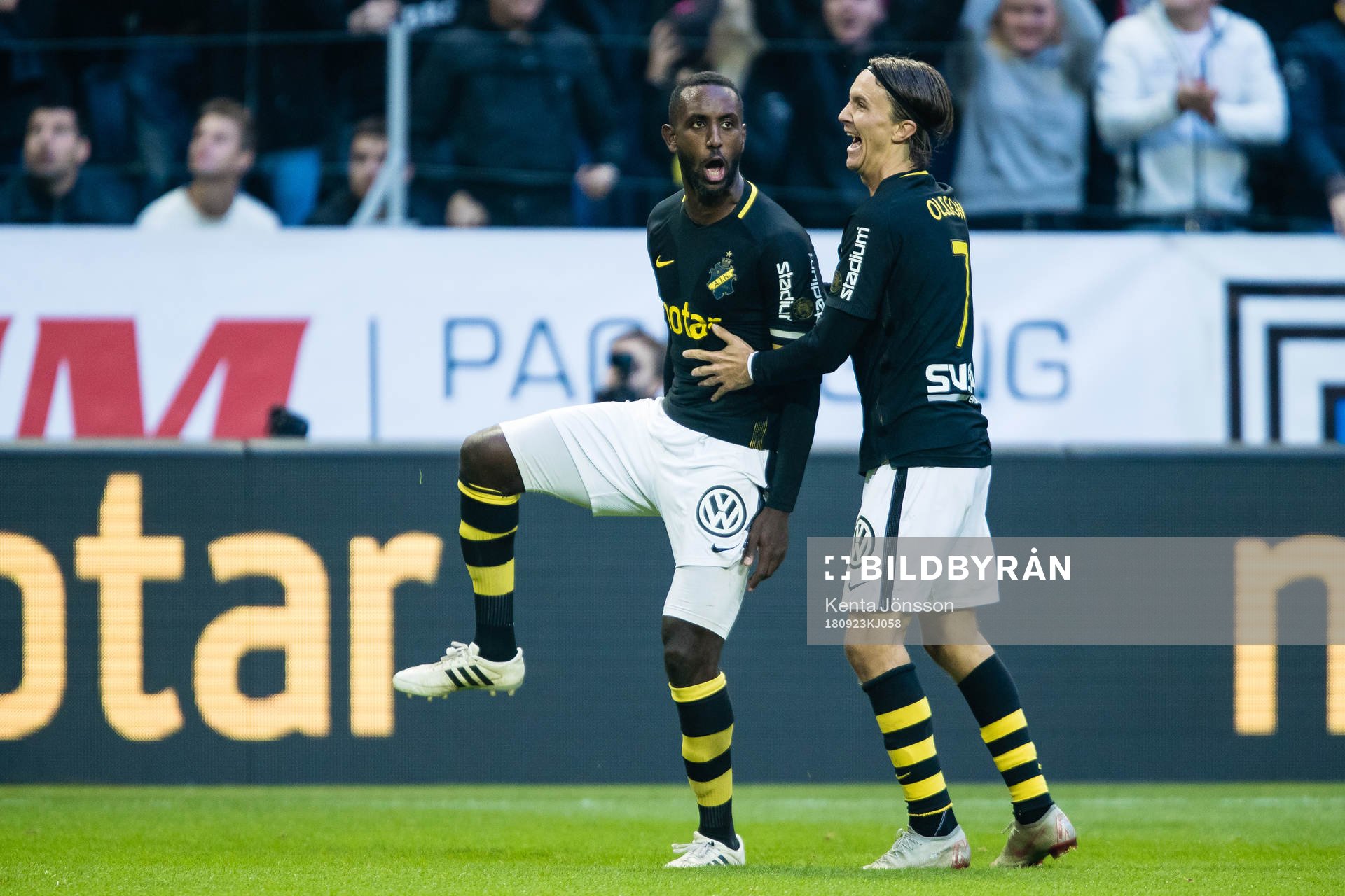 s Henok Goitom jublar med Kristoffer Olsson