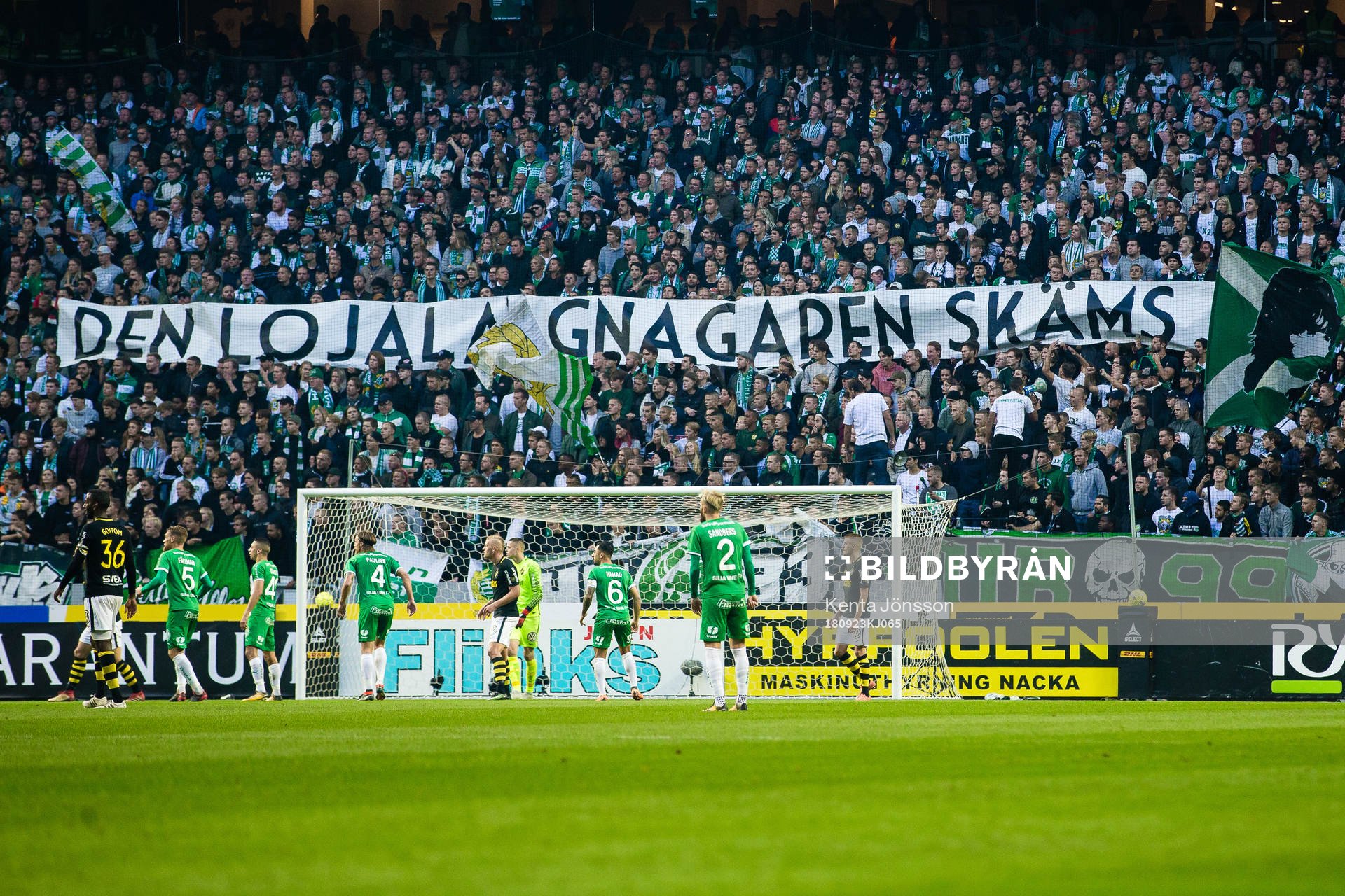 Hammarbys supportrar med en banderoll