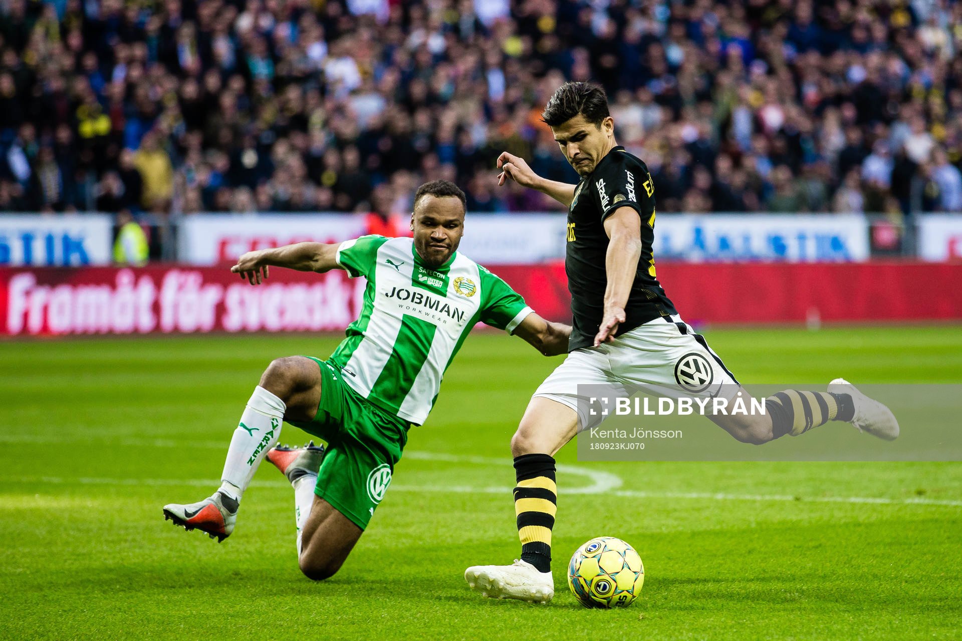 s Tarik Elyounoussi med en målchans i kamp om bollen med