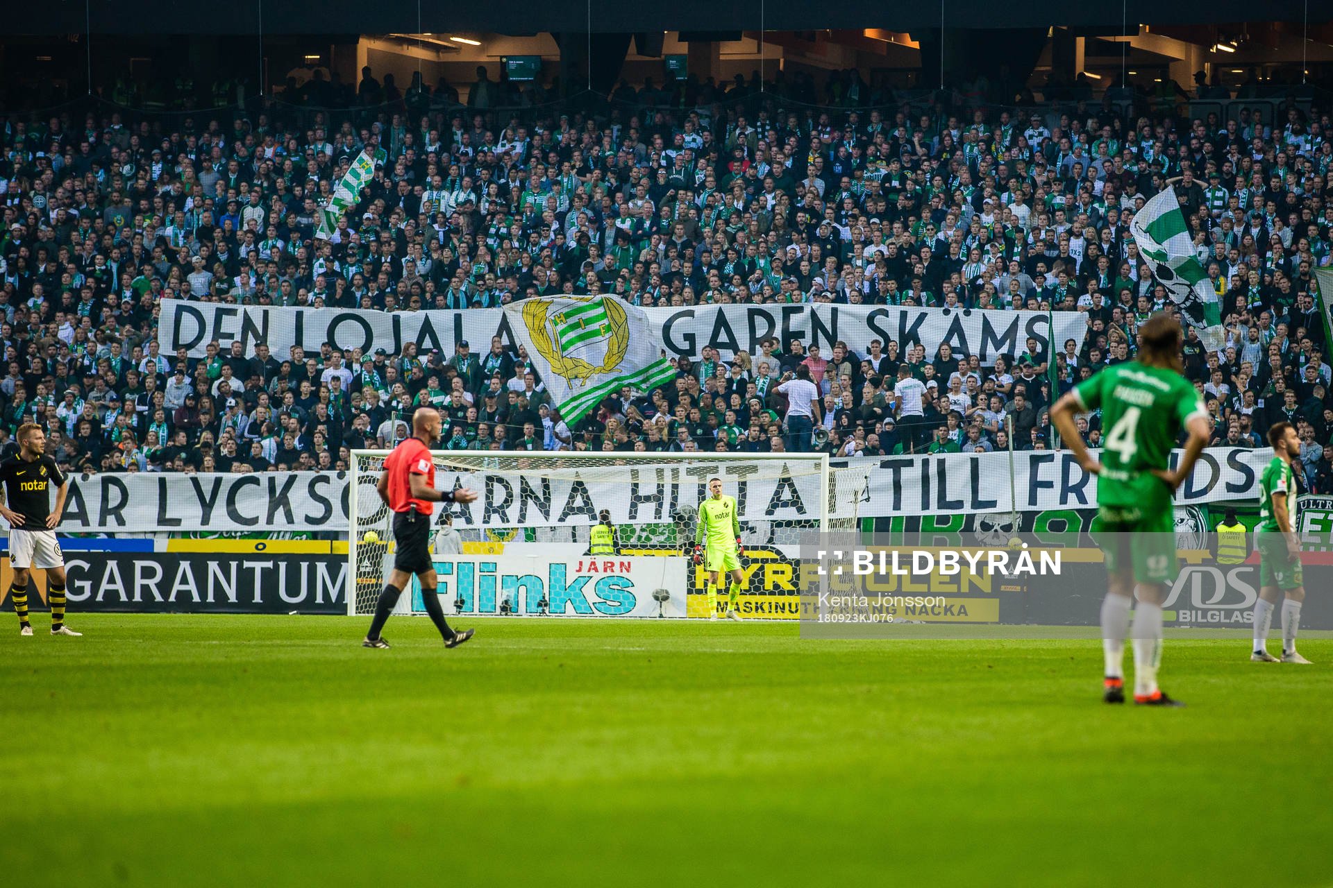 Hammarbys supportrar med banderoller