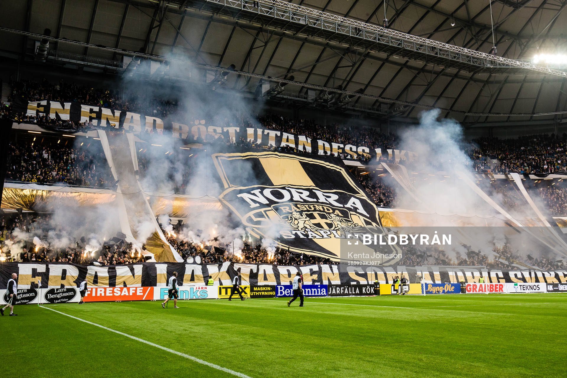 s supportrar med ett tifo innan fotbollsmatchen i