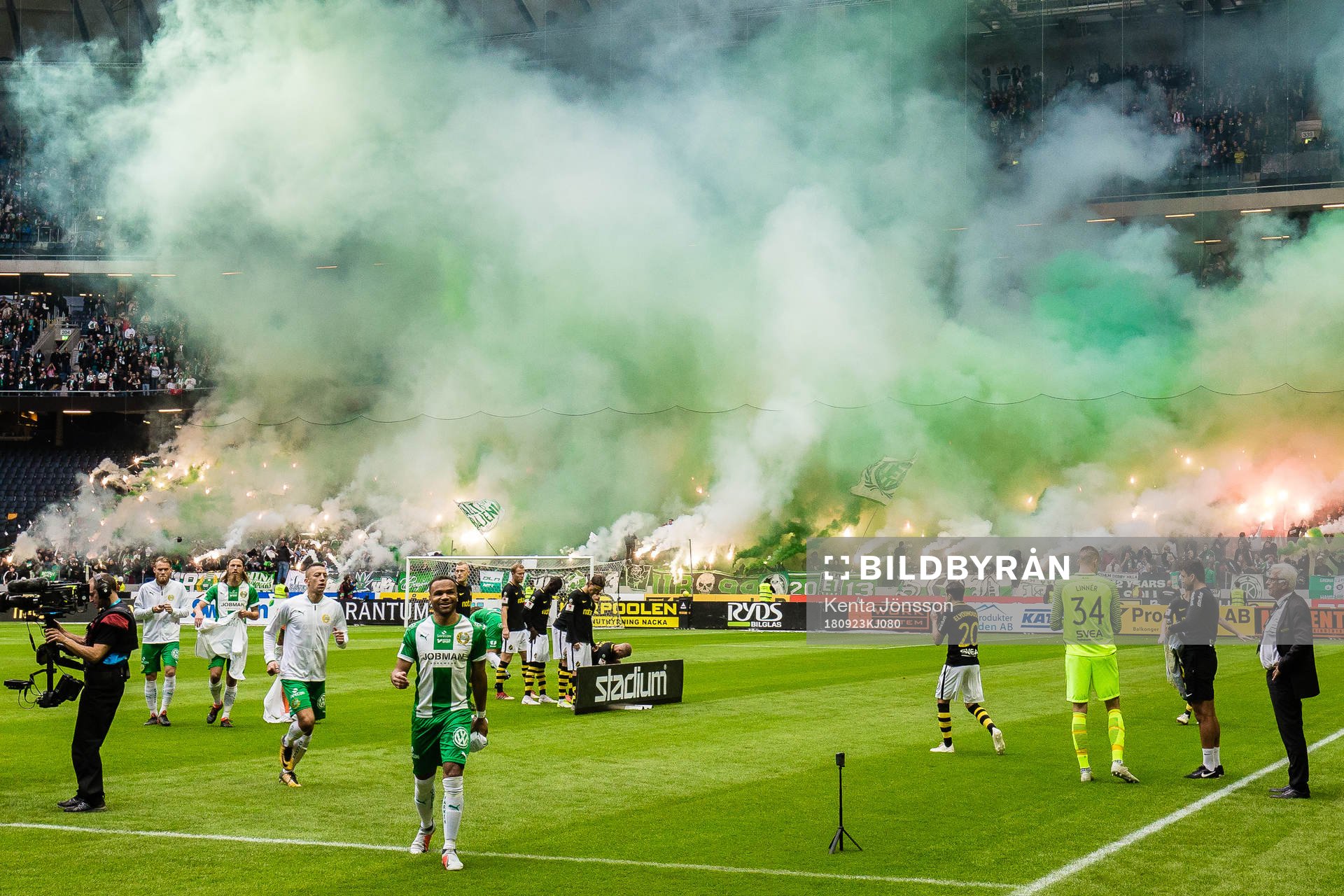 Hammarbys supportrar med bengaler innan fotbollsmatchen i