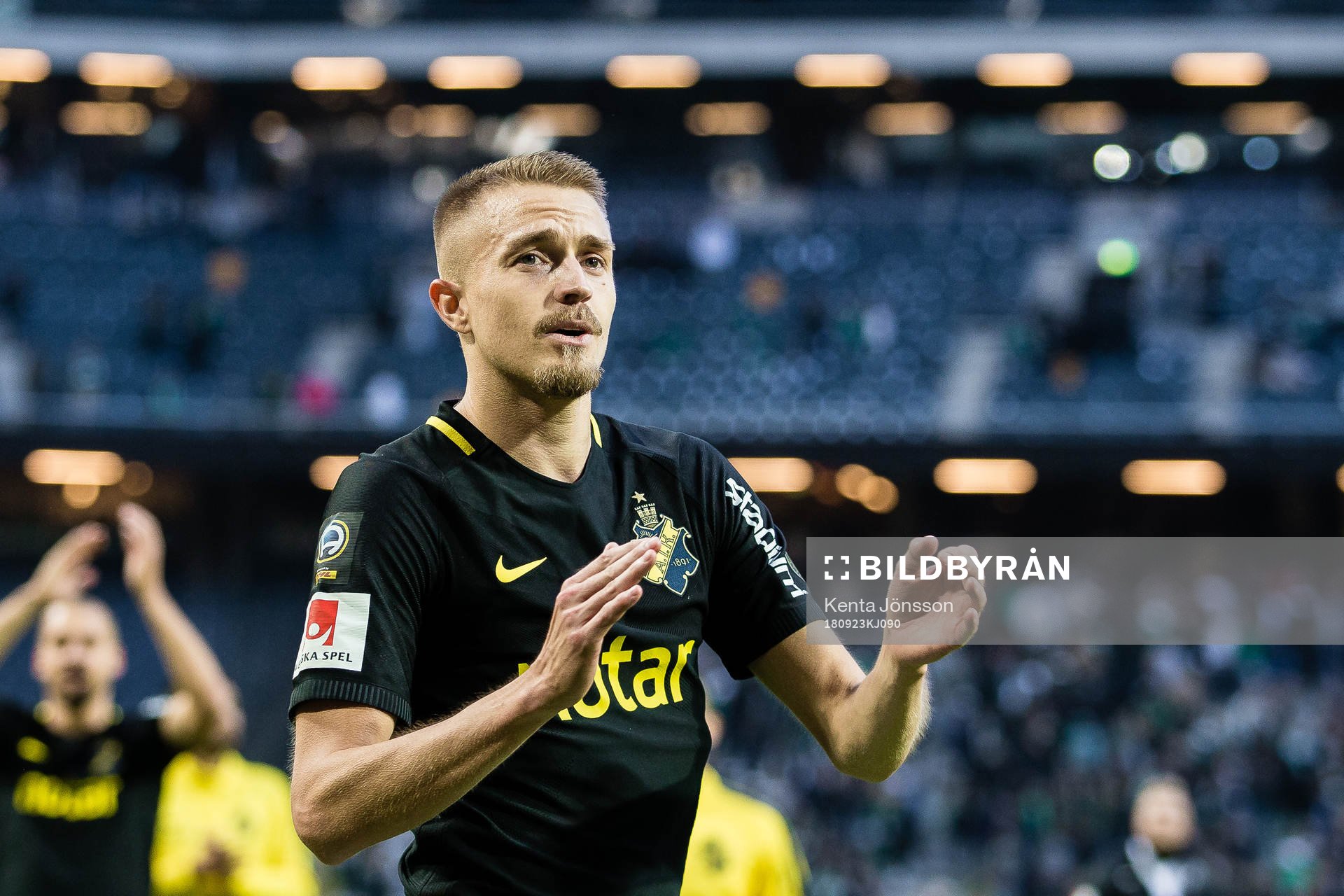 s Rasmus Lindkvist jublar