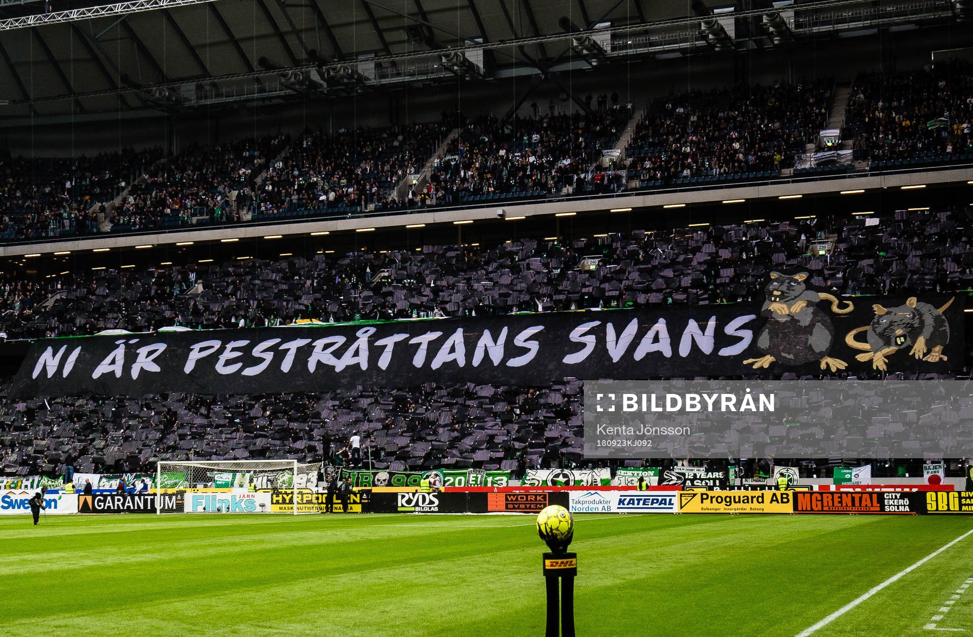 Hammarbys supportrar med ett tifo innan fotbollsmatchen i