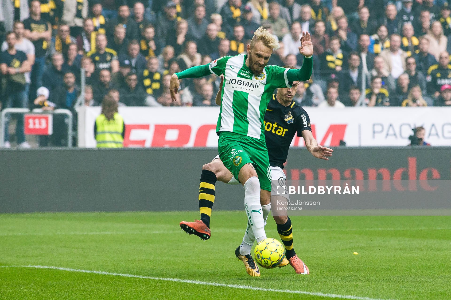Hammarbys Simon Sandberg med ett avslut mot mål i kamp om