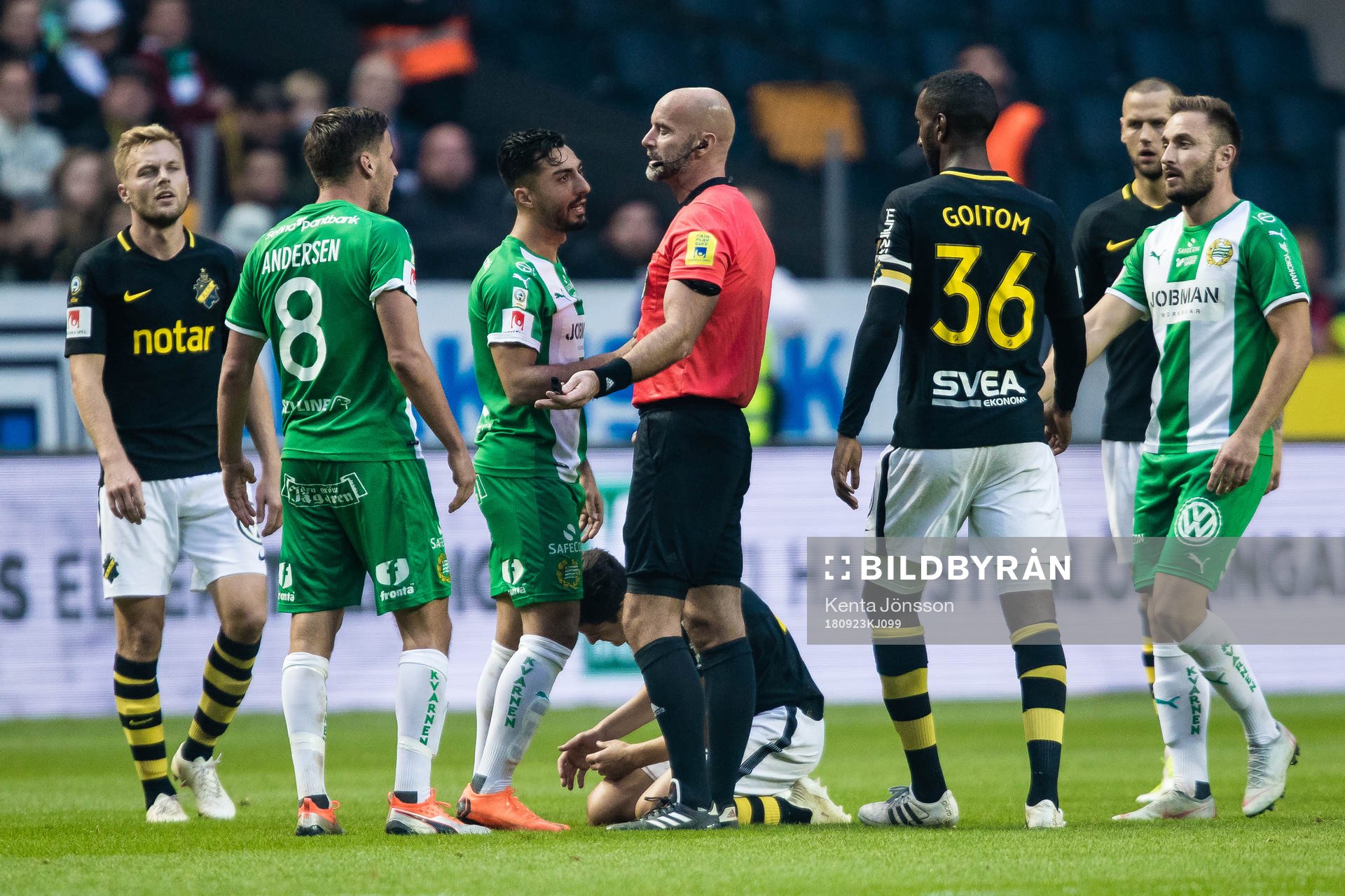 Hammarbys Jiloan Hamad och Jeppe Andersen diskuterar med domare Stefan Johannesson under fotbollsmatchen i Allsvenskan mellan AIK och Hammarby den 23 September 2018 i Stockholm.