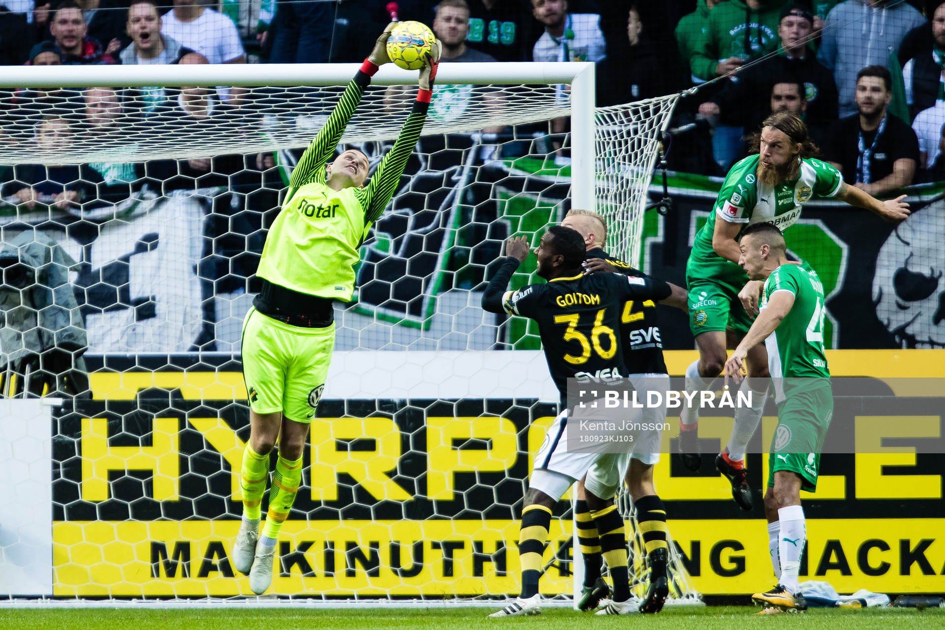s målvakt Oscar Linnér tar ner ett inlägg framför