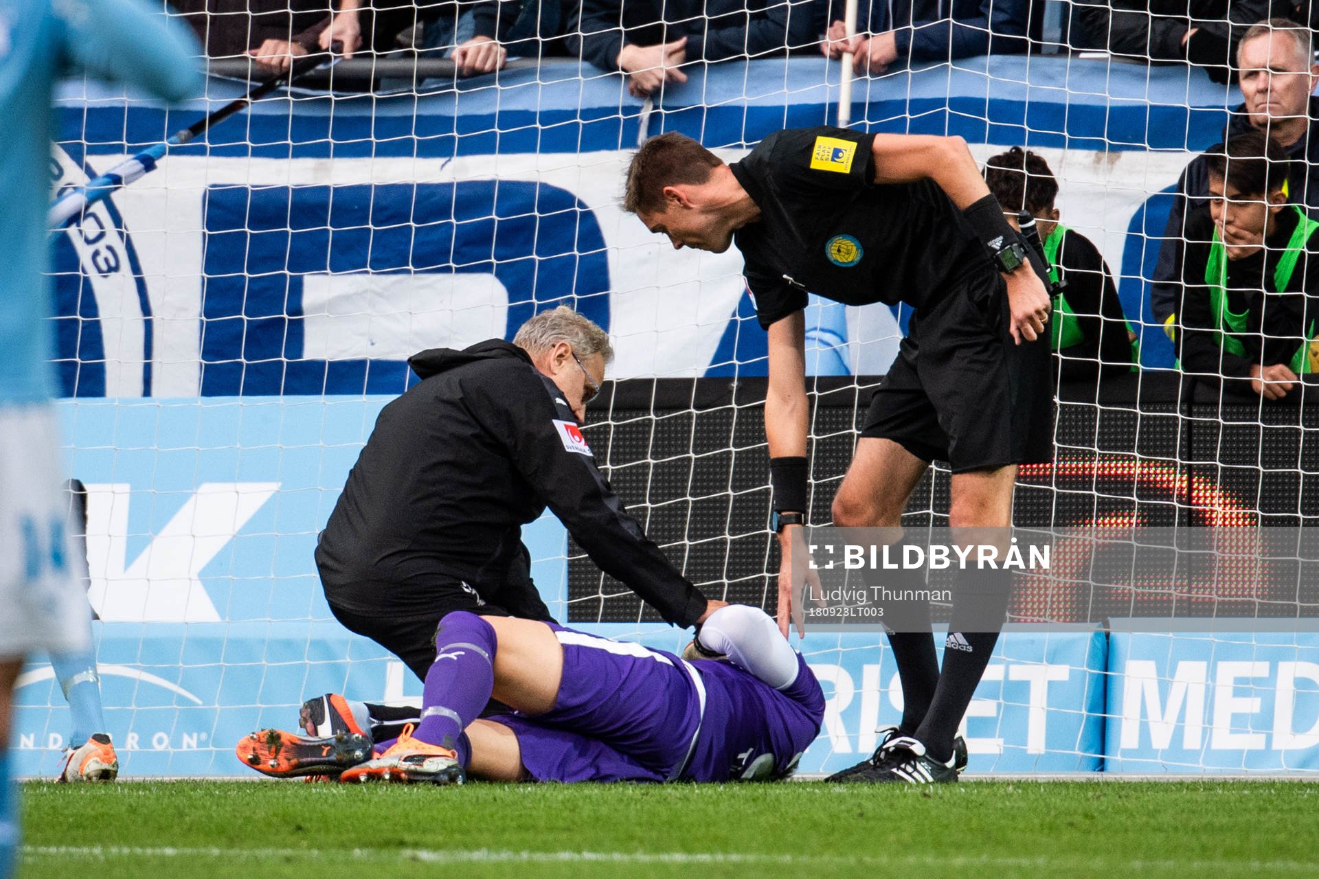 Malmö FFs målvakt Johan Dahlin får vård av läkare Pär