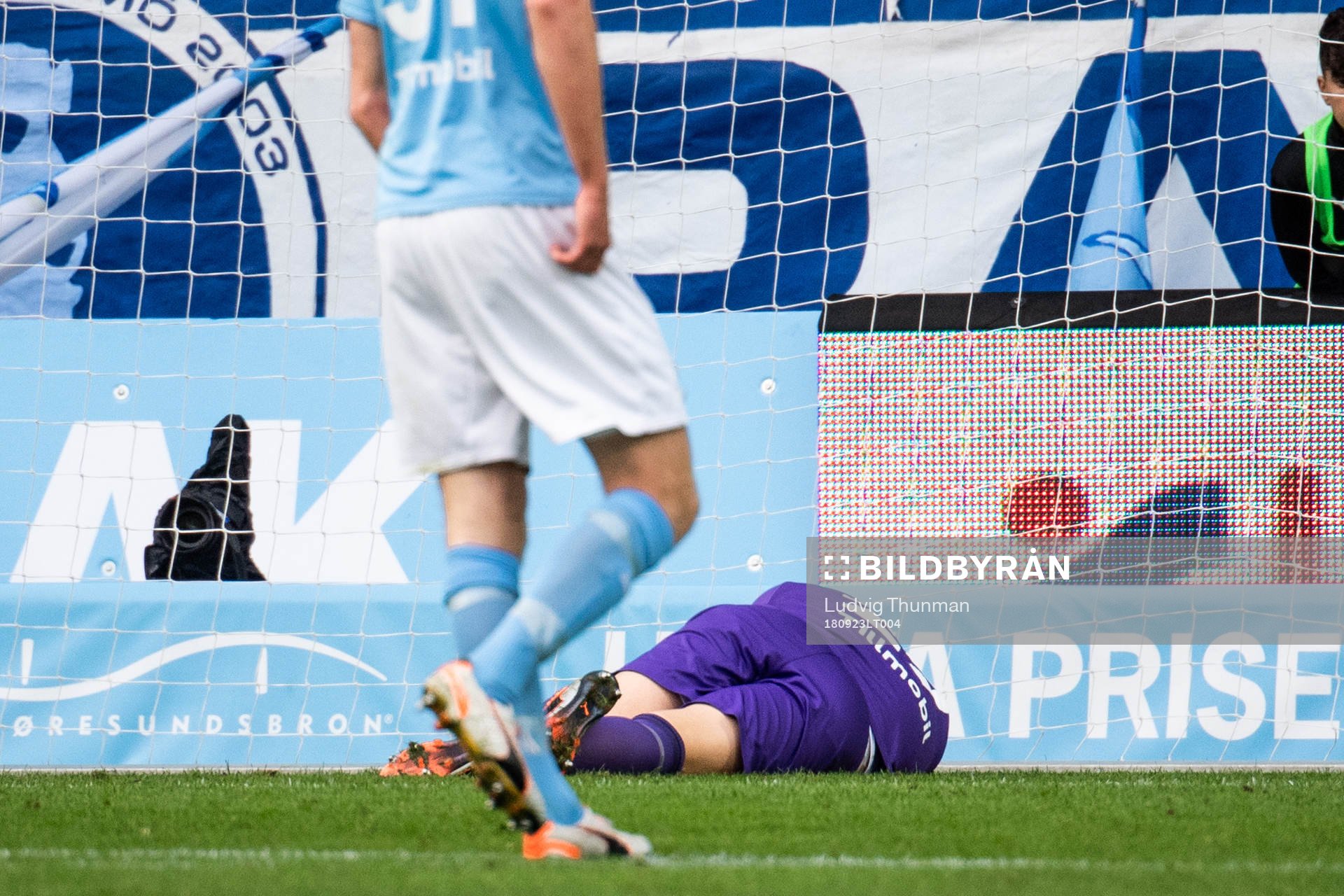 Malmö FFs målvakt Johan Dahlin har ont
