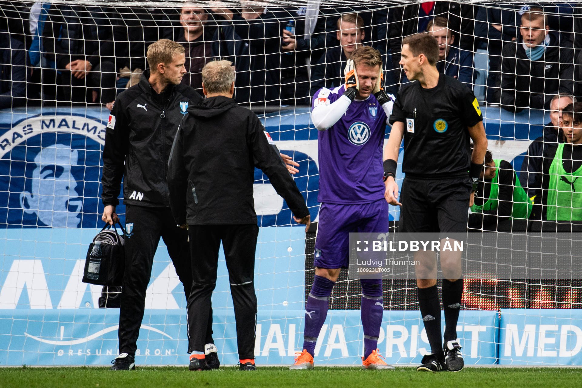 Malmö FFs målvakt Johan Dahlin har ont