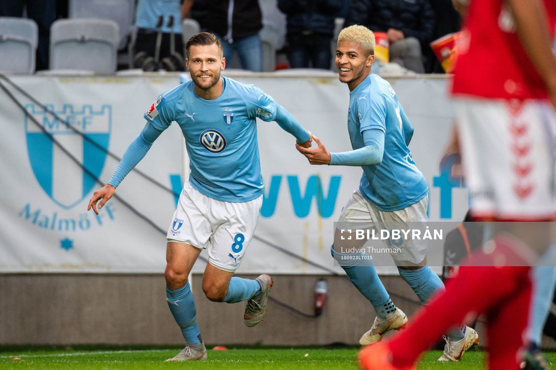 Malmö FFs Arnór Ingvi Traustason och Romain Gall jublar efter 3-0 under fotbollsmatchen i Allsvenskan mellan Malmö FF och Kalmar den 23 september 2018 i Malmö.
