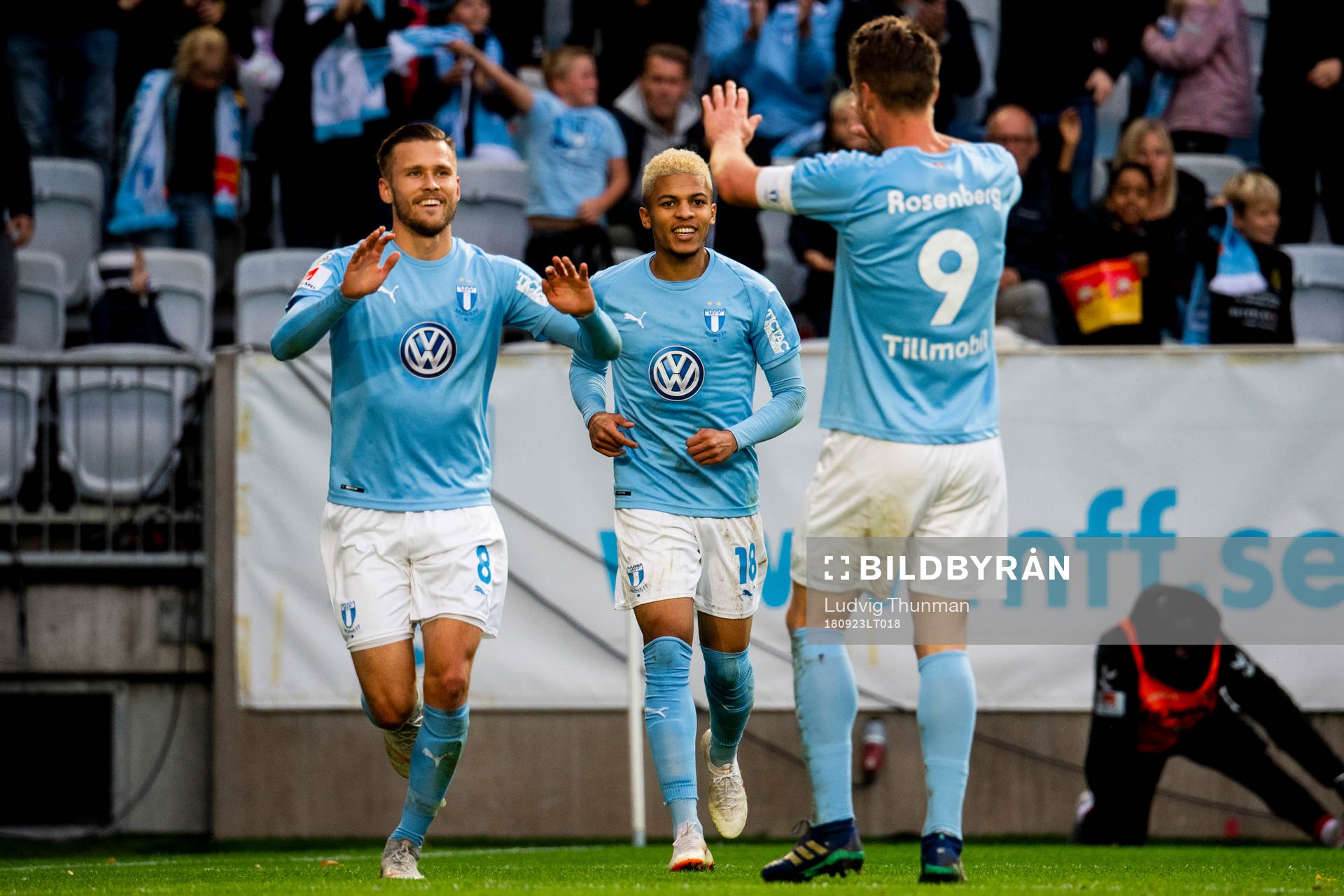 Malmö FFs Arnór Ingvi Traustason, Markus Rosenberg och Romain Gall jublar efter 3-0 under fotbollsmatchen i Allsvenskan mellan Malmö FF och Kalmar den 23 september 2018 i Malmö.