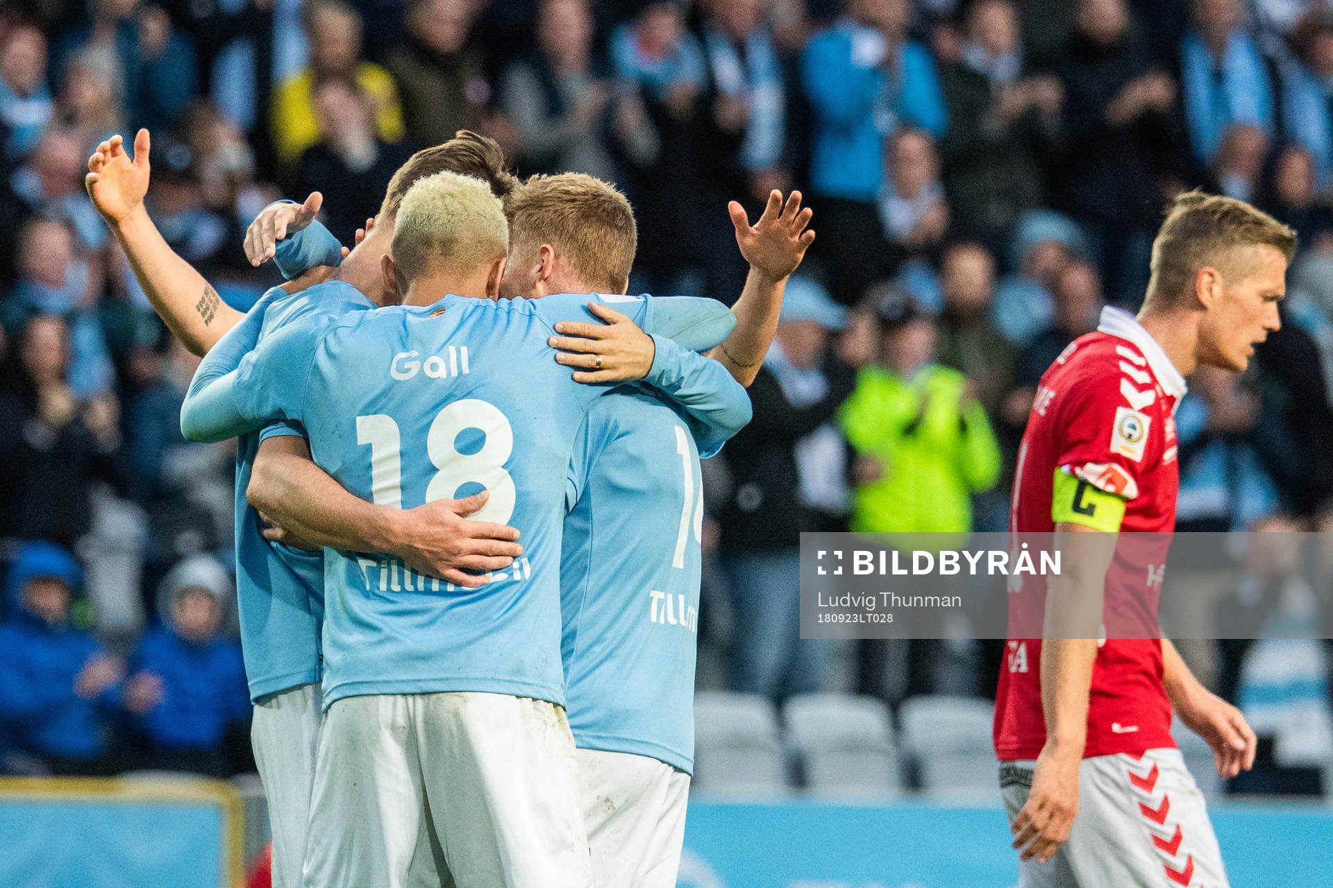 Malmö FFs Markus Rosenberg blir omkramad