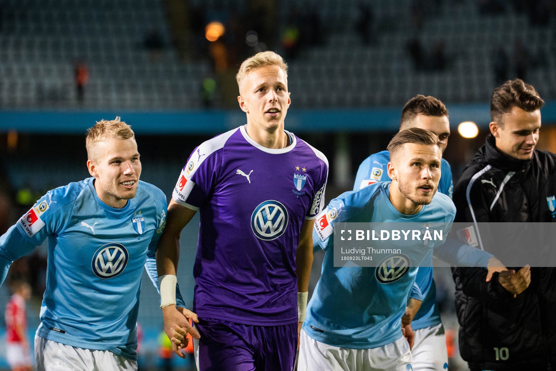 Malmö FFs målvakt Walter Viitala tackar publiken