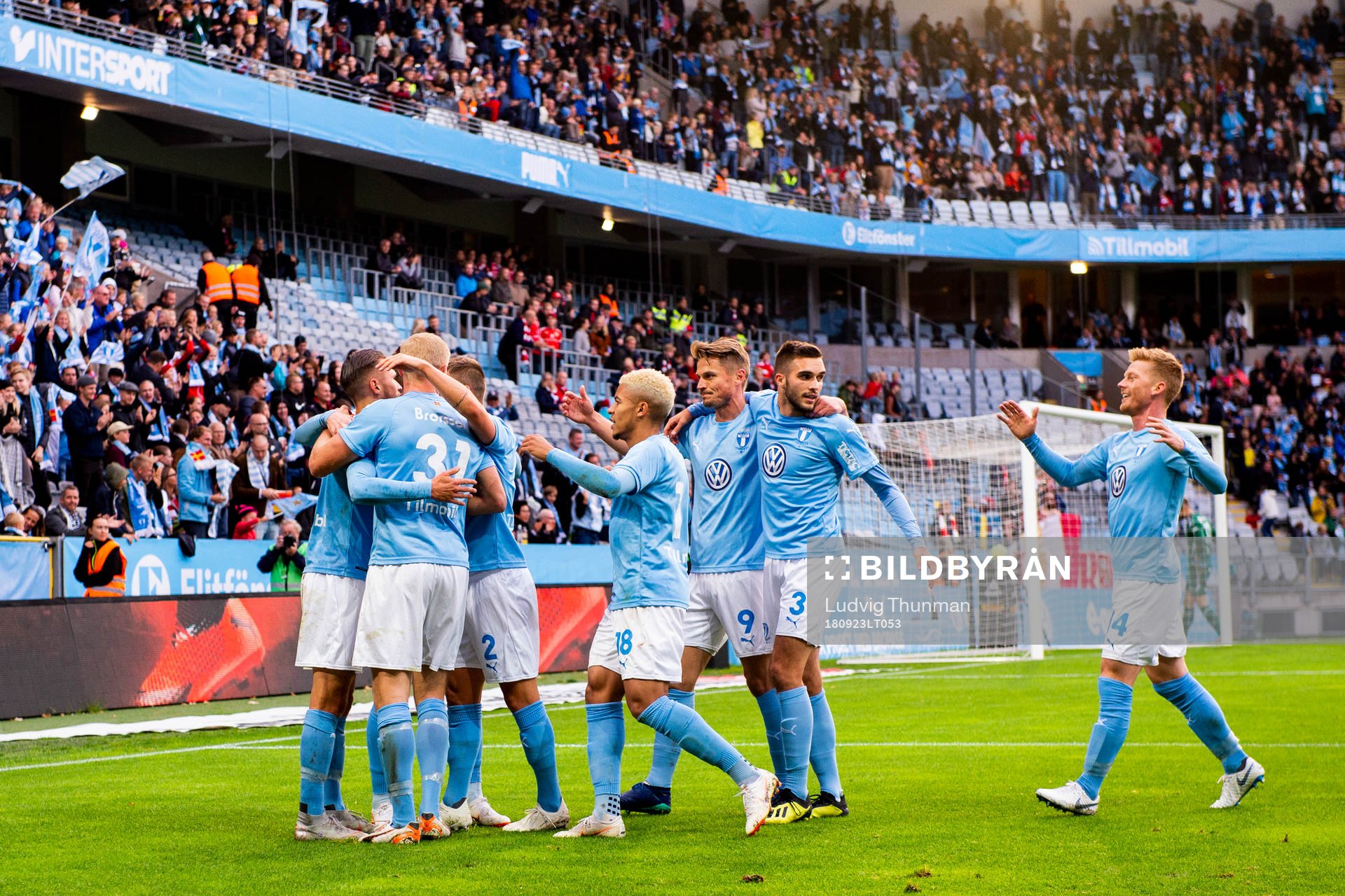 Malmö FFs Arnór Ingvi Traustason kramas om
