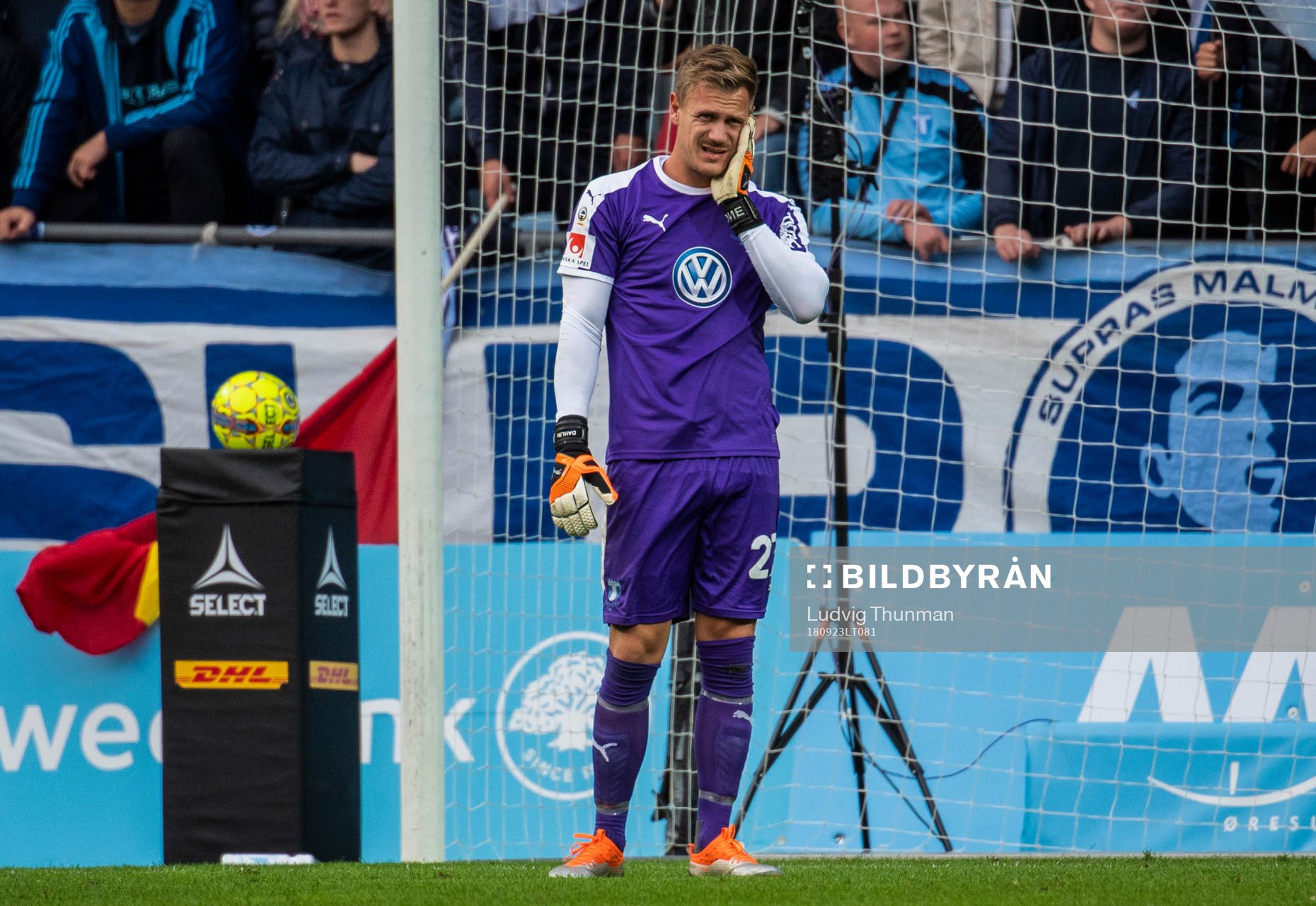 Malmö FFs målvakt Johan Dahlin har ont