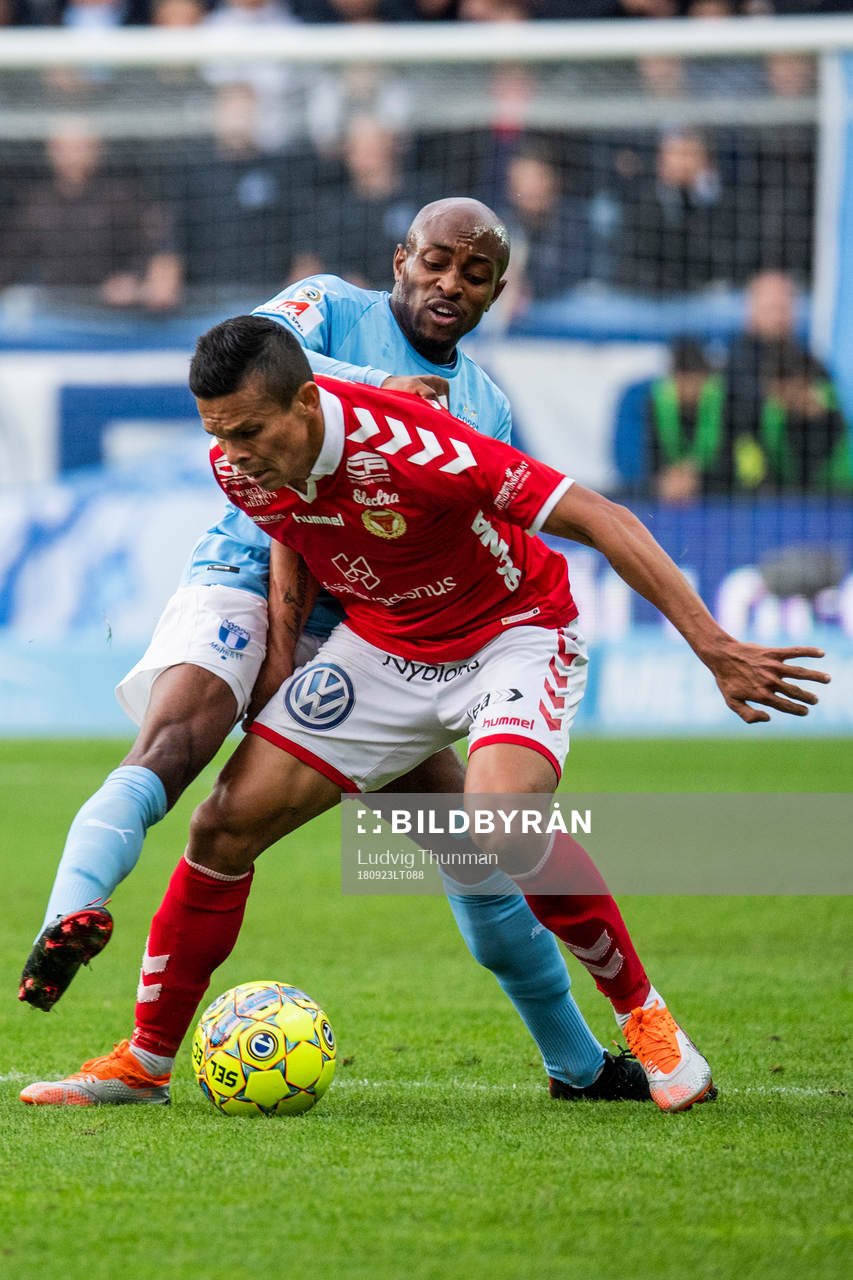 Malmö FFs Arnór Ingvi Traustason i kamp om bollen med Kalmars Papa Alioune Diouf under fotbollsmatchen i Allsvenskan mellan Malmö FF och Kalmar den 23 september 2018 i Malmö.