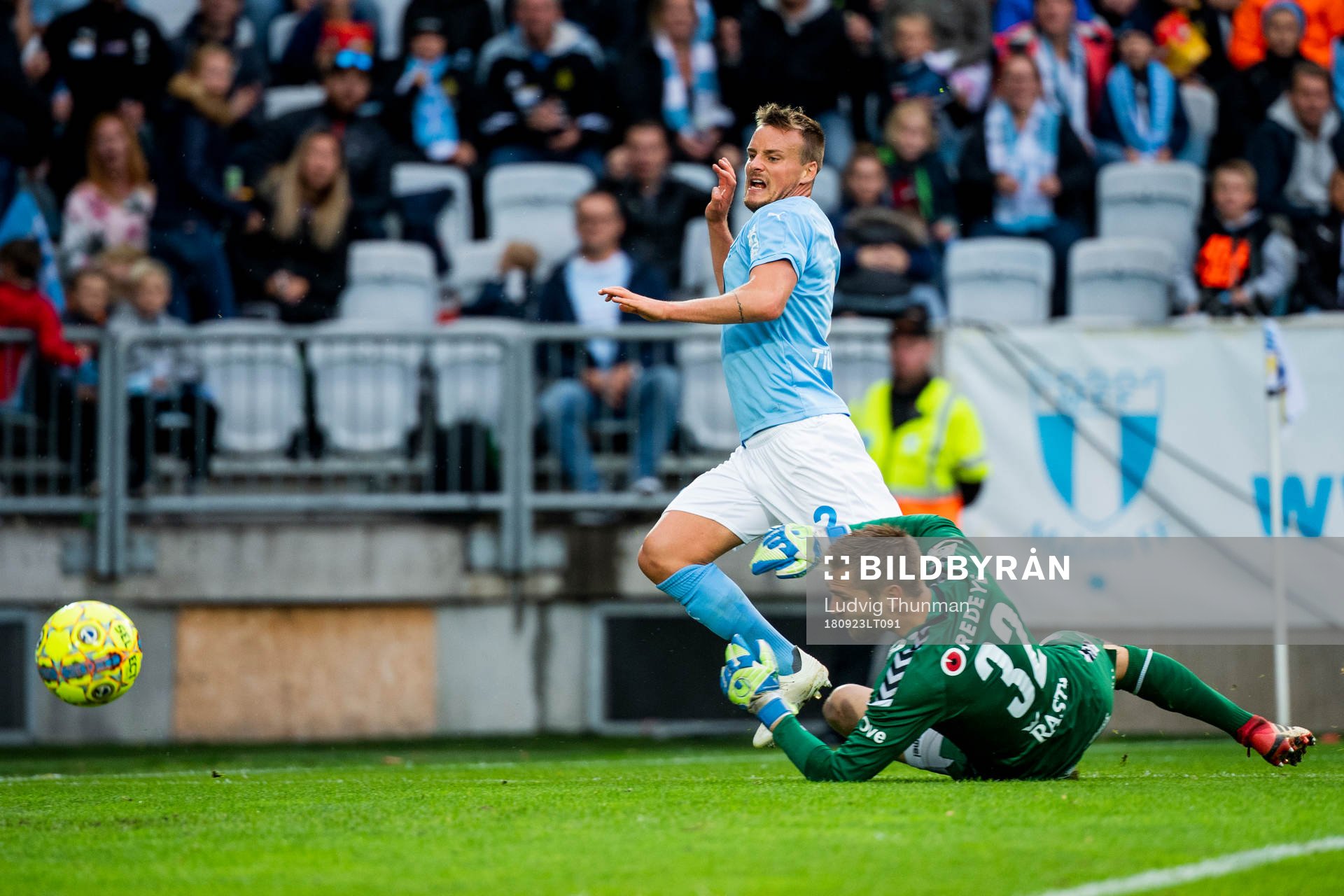 Malmö FFs Eric Larsson och Kalmars målvakt Lucas