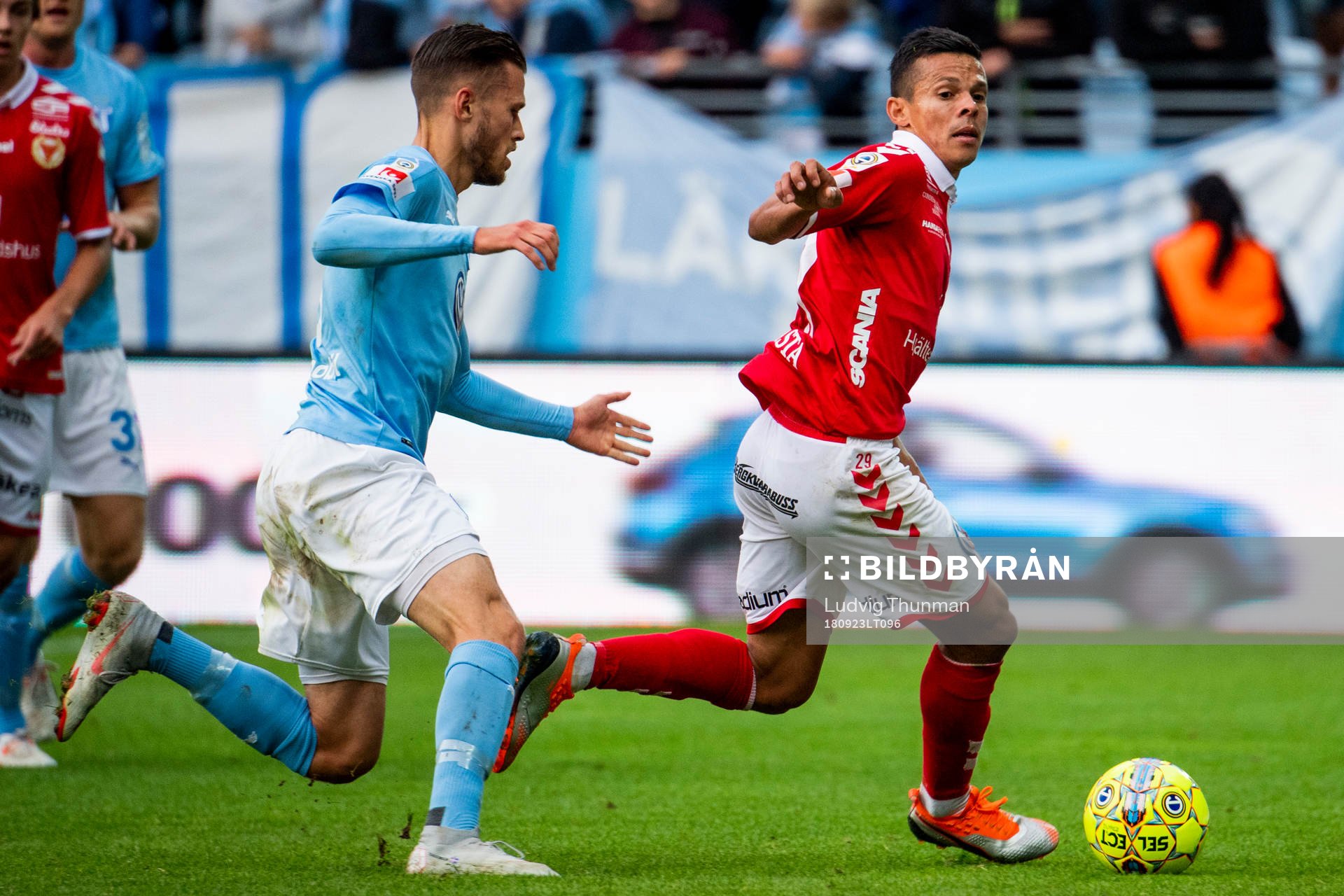 Malmö FFs Arnór Ingvi Traustason jagar Kalmars Mahmoud Eid