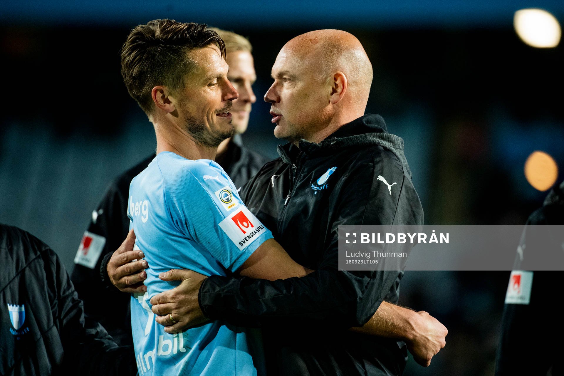 Malmö FFs Markus Rosenberg omfamnas av tränare Uwe Rösler