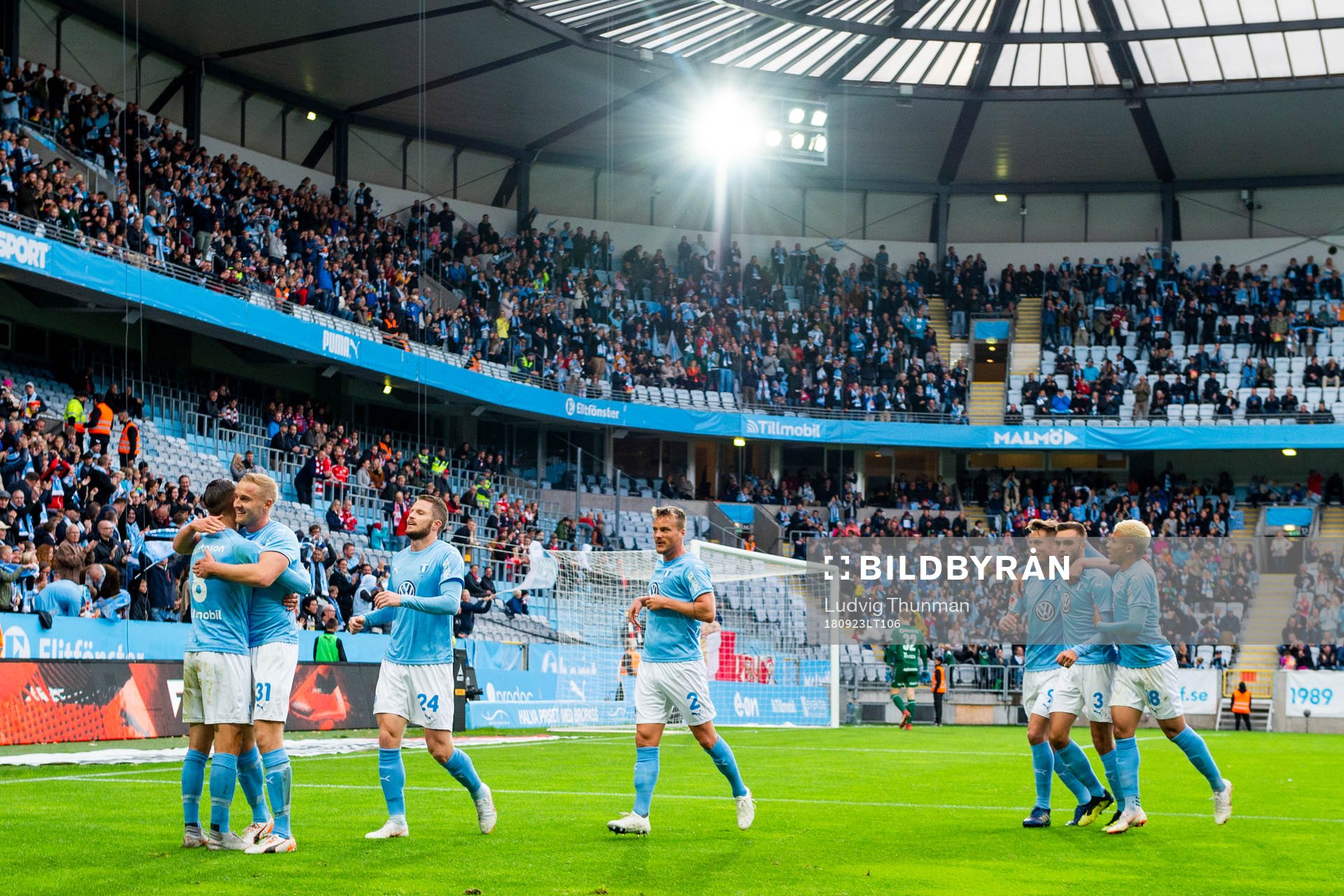 Malmö FFs Arnór Ingvi Traustason kramas om av lagkamraterna efter han gjort 1-0 under fotbollsmatchen i Allsvenskan mellan Malmö FF och Kalmar den 23 september 2018 i Malmö.