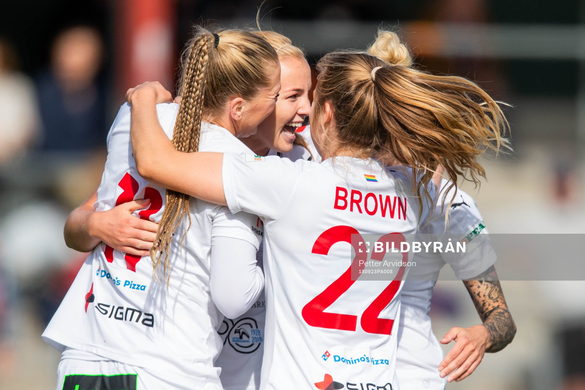 Rosengårds Glodis Perla Viggosdottir blir omkramad av