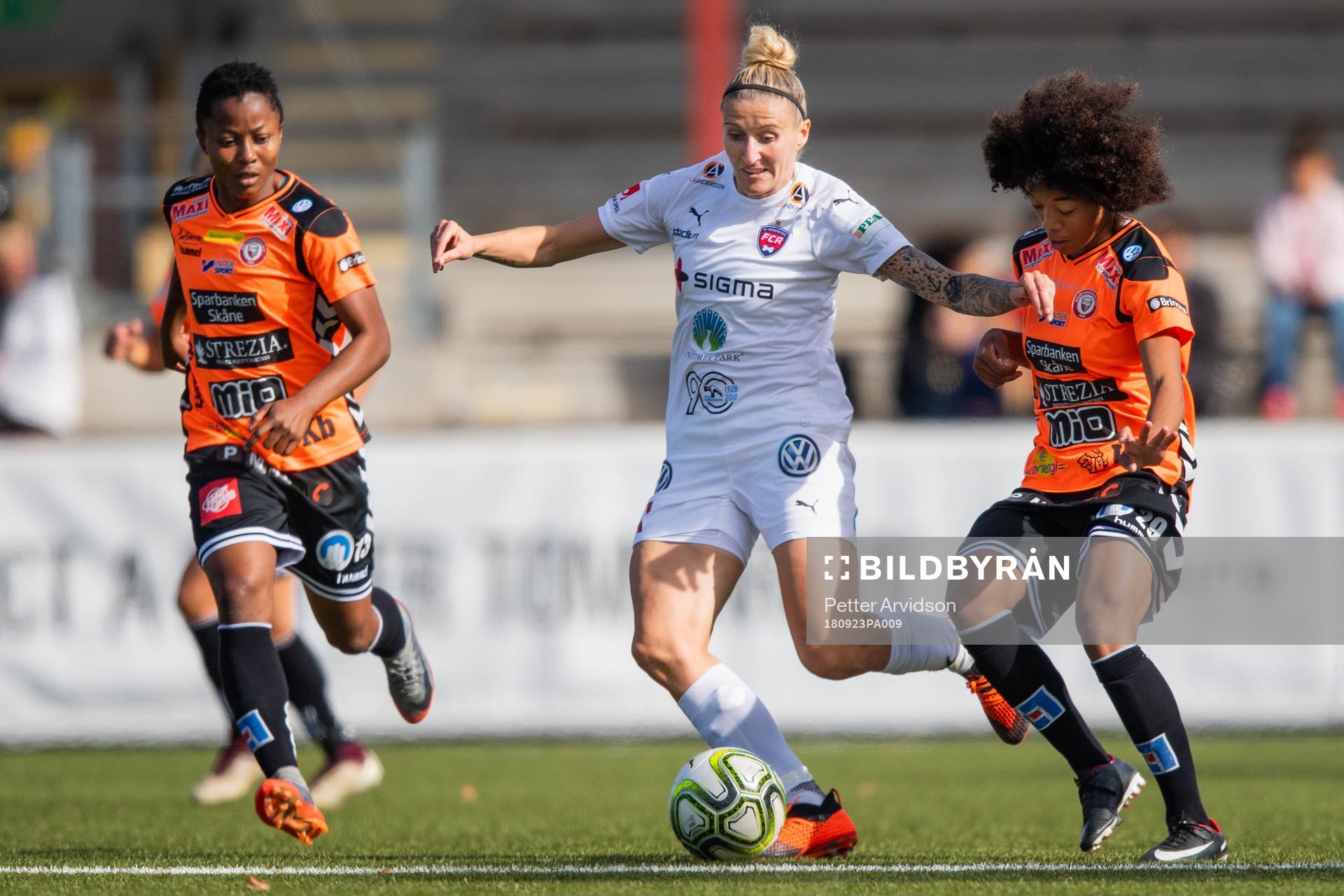 Kristianstads Ogonna Chukwudi och Evelina Duljan i en duell mot Rosengårds Anja Mittag under fotbollsmatchen i Damallsvenskan mellan FC Rosengård och Kristianstad den 23 september 2018 i Malmö.