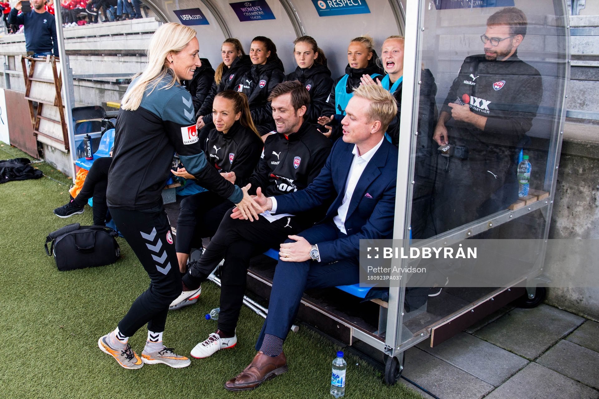 Kristianstads tränare Elisabet Gunnarsdottir hälsar på