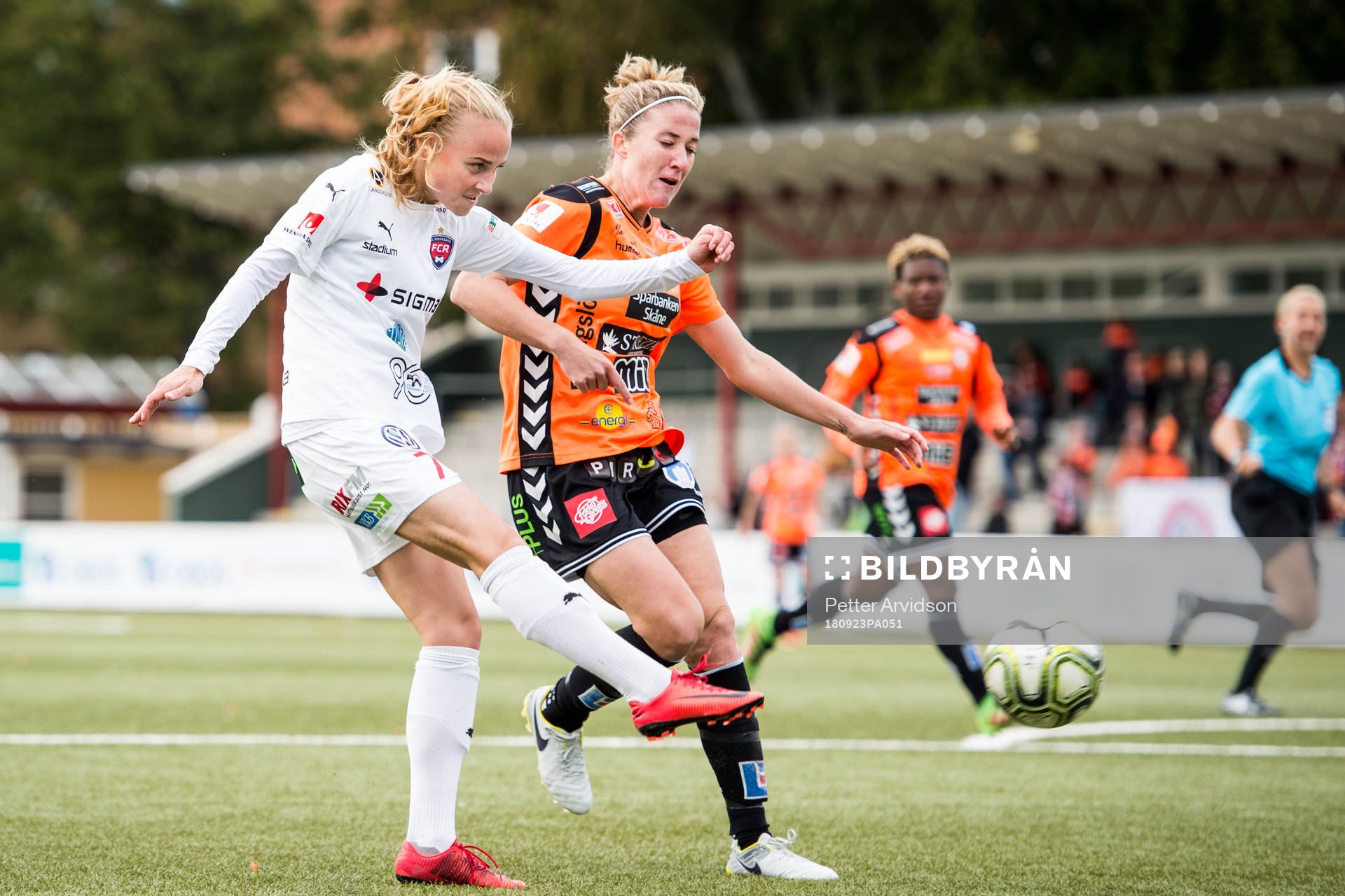 Rosengårds Ebba Wieder och Kristianstads Rebecca Edwards under fotbollsmatchen i Damallsvenskan mellan FC Rosengård och Kristianstad den 23 september 2018 i Malmö.