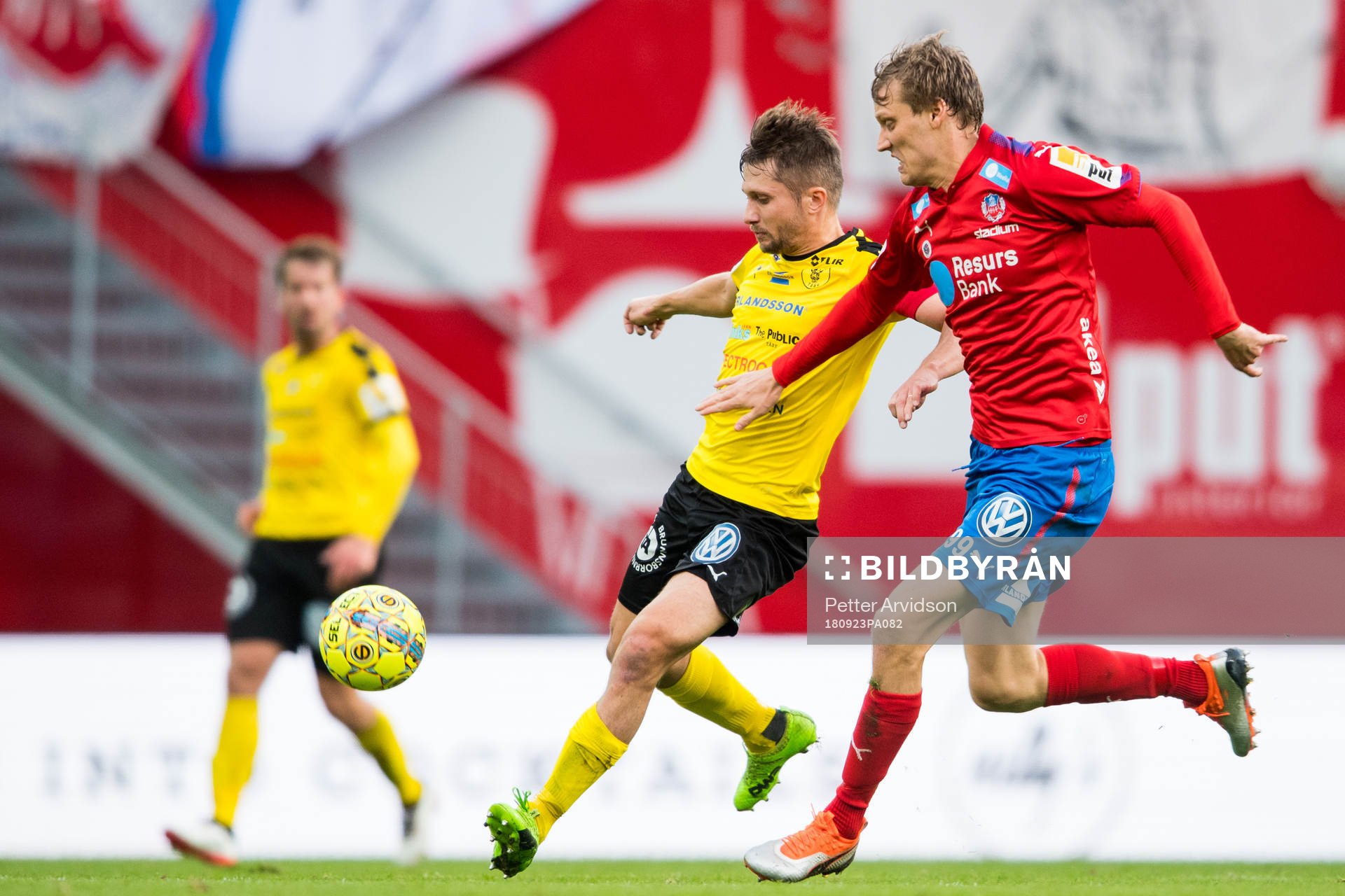 Frejs Adam Gradén och Helsingborgs Andri Runar Bjarnason under fotbollsmatchen i Superettan mellan Helsingborg och Frej den 23 september 2018 i Helsingborg.