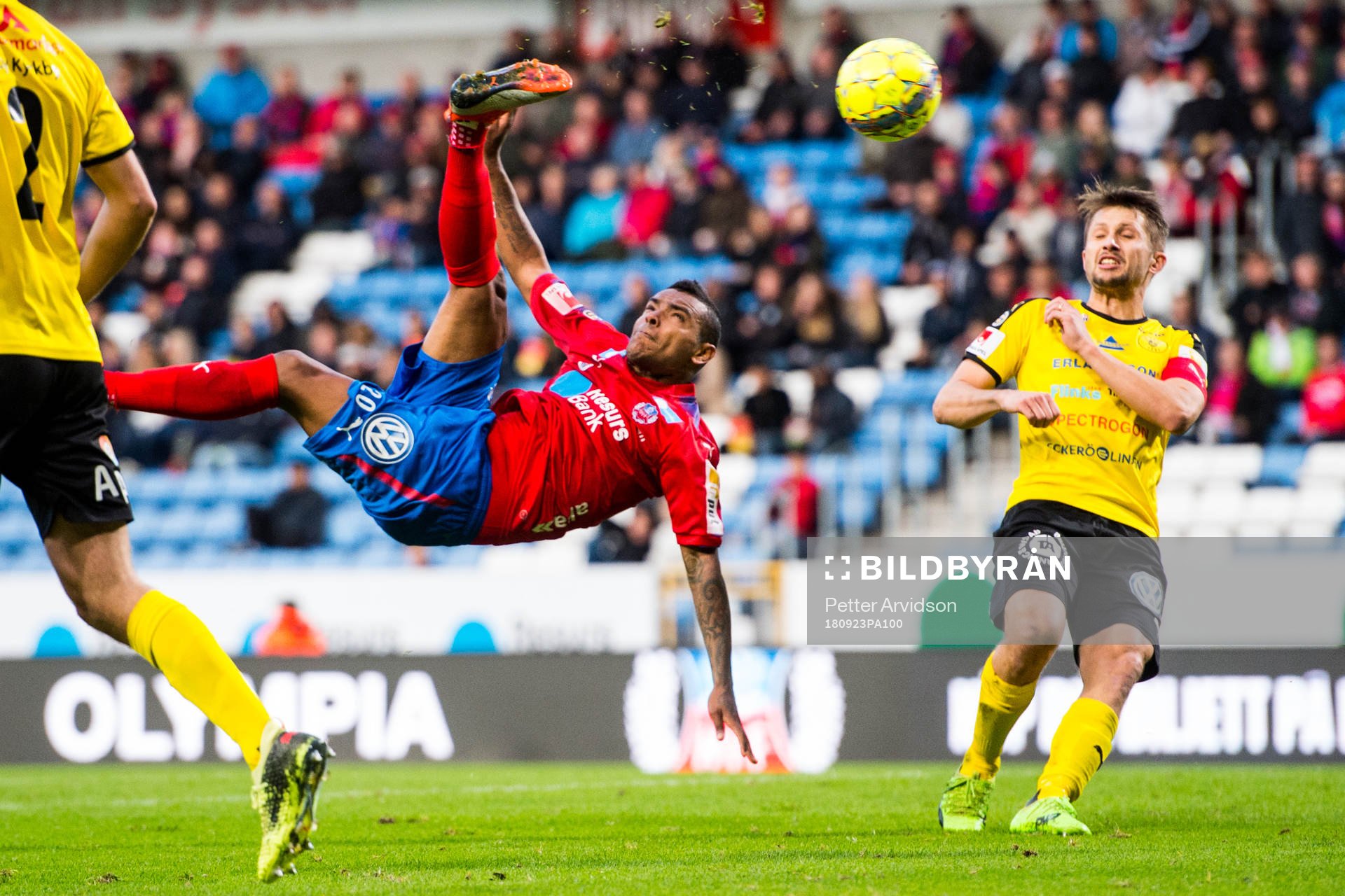 Helsingborgs Wanderson Do Carmo försöker sig på en