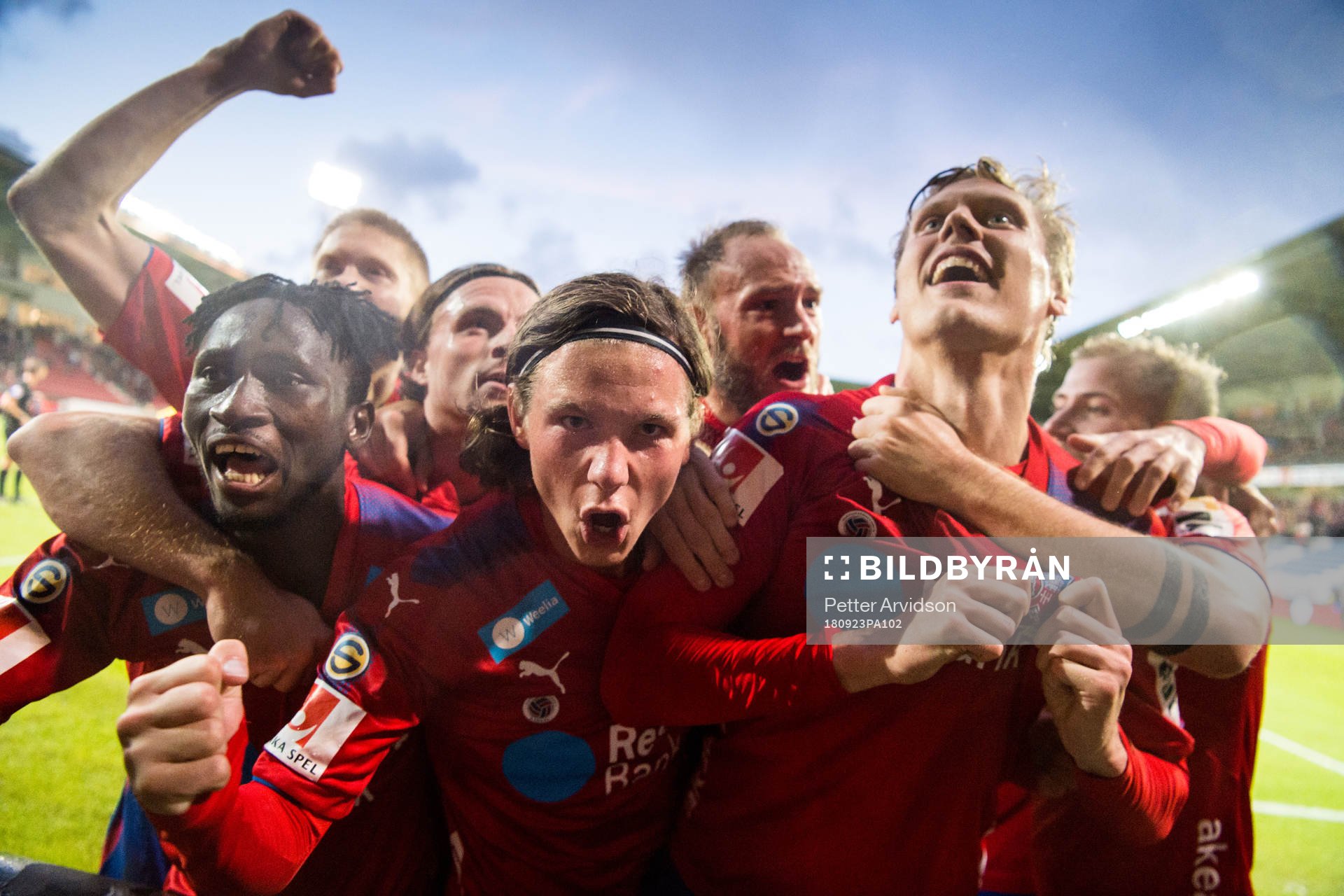 Helsingborgs Andri Runar  Bjarnason jublar med Mamudu Moro