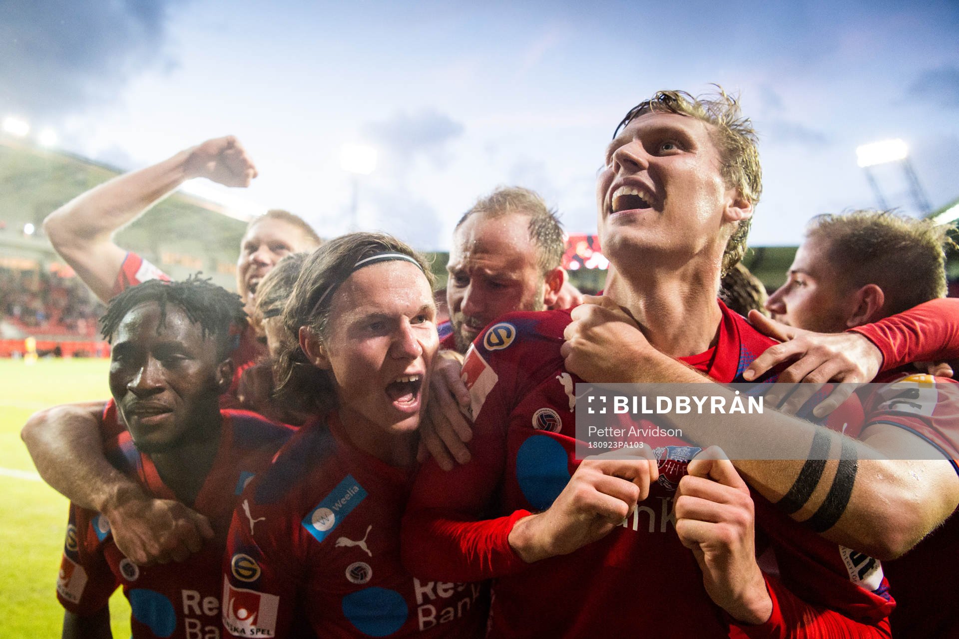 Helsingborgs Andri Runar  Bjarnason jublar med Mamudu Moro