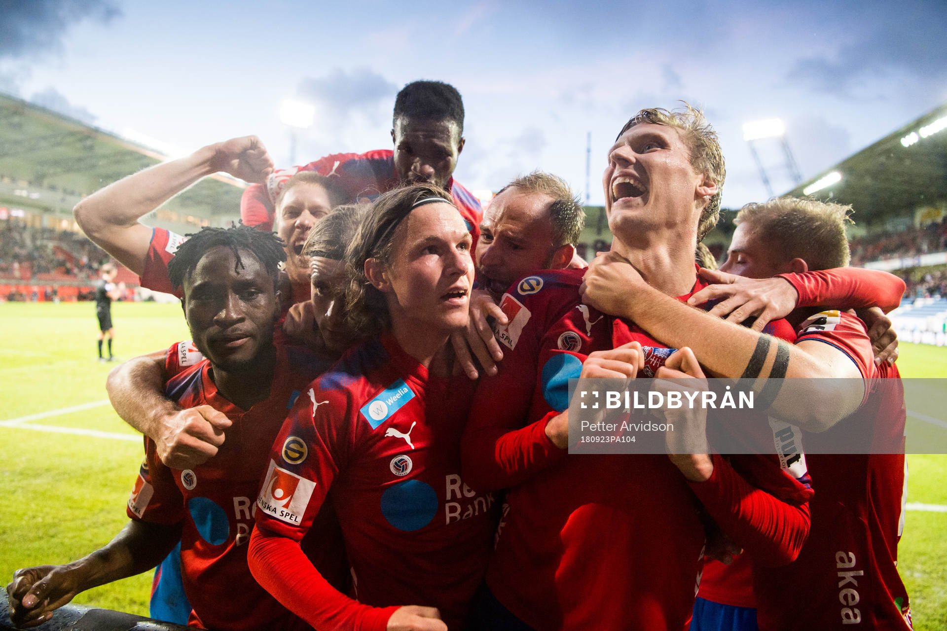Helsingborgs Andri Runar  Bjarnason jublar med Mamudu Moro