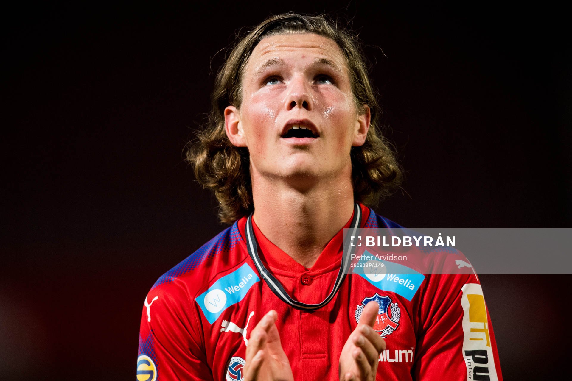 Helsingborgs Max Svensson tackar publiken efter fotbollsmatchen i Superettan mellan Helsingborg och Frej den 23 september 2018 i Helsingborg.