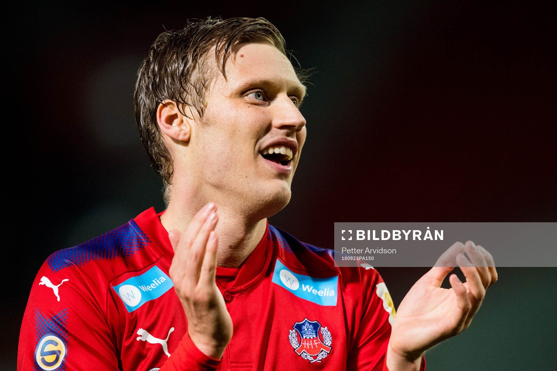 Helsingborgs Andri Runar  Bjarnason tackar publiken