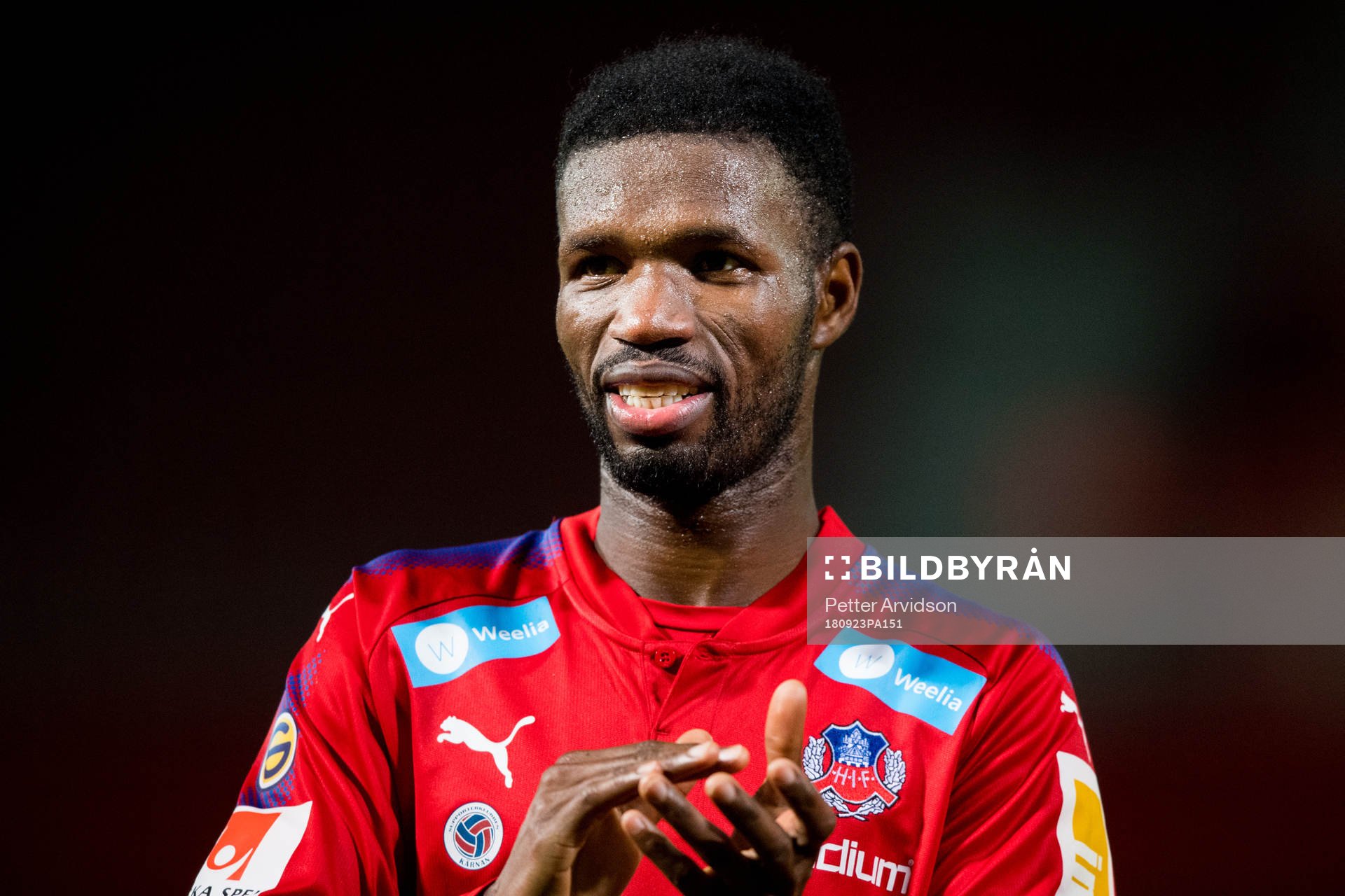 Helsingborgs Mohammed Abubakari tackar publiken efter fotbollsmatchen i Superettan mellan Helsingborg och Frej den 23 september 2018 i Helsingborg.