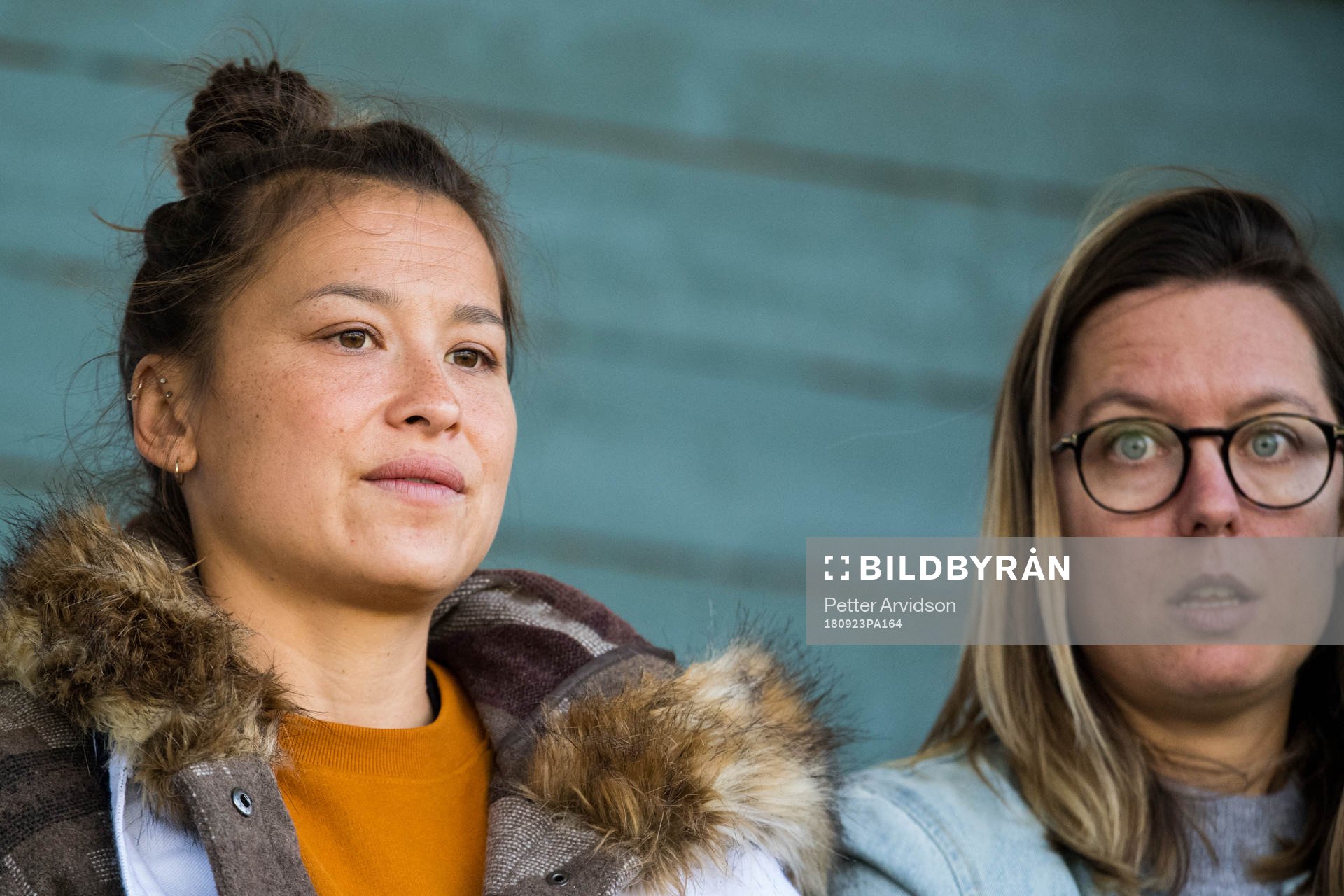 Alexandra Lowe Riley och Lina Nilsson på läktaren