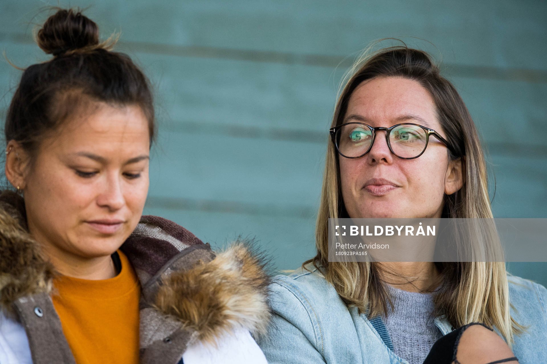 Alexandra Lowe Riley och Lina Nilsson på läktaren