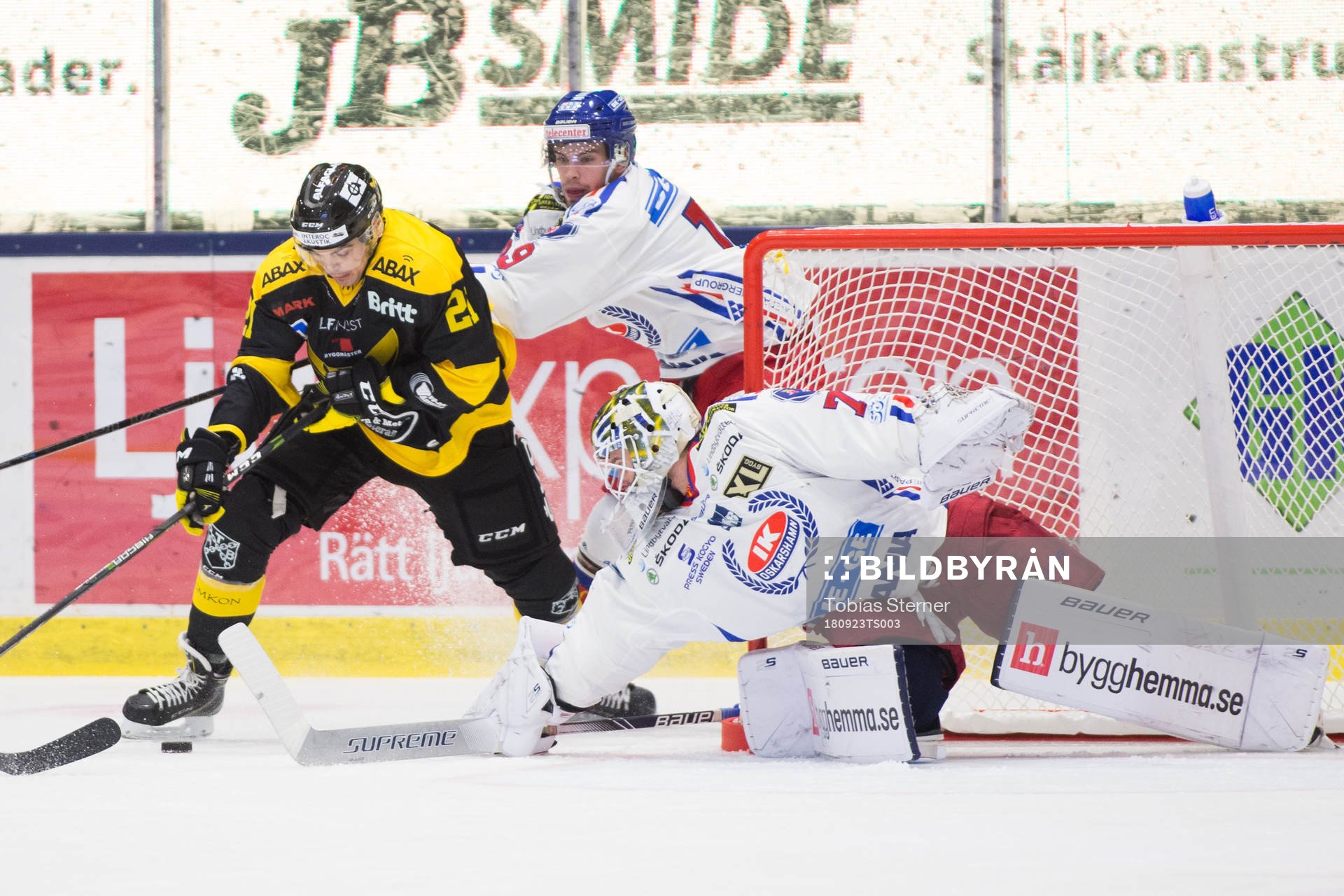 Västerås Fredrik Hetta och Oskarshamns målvakt Adam