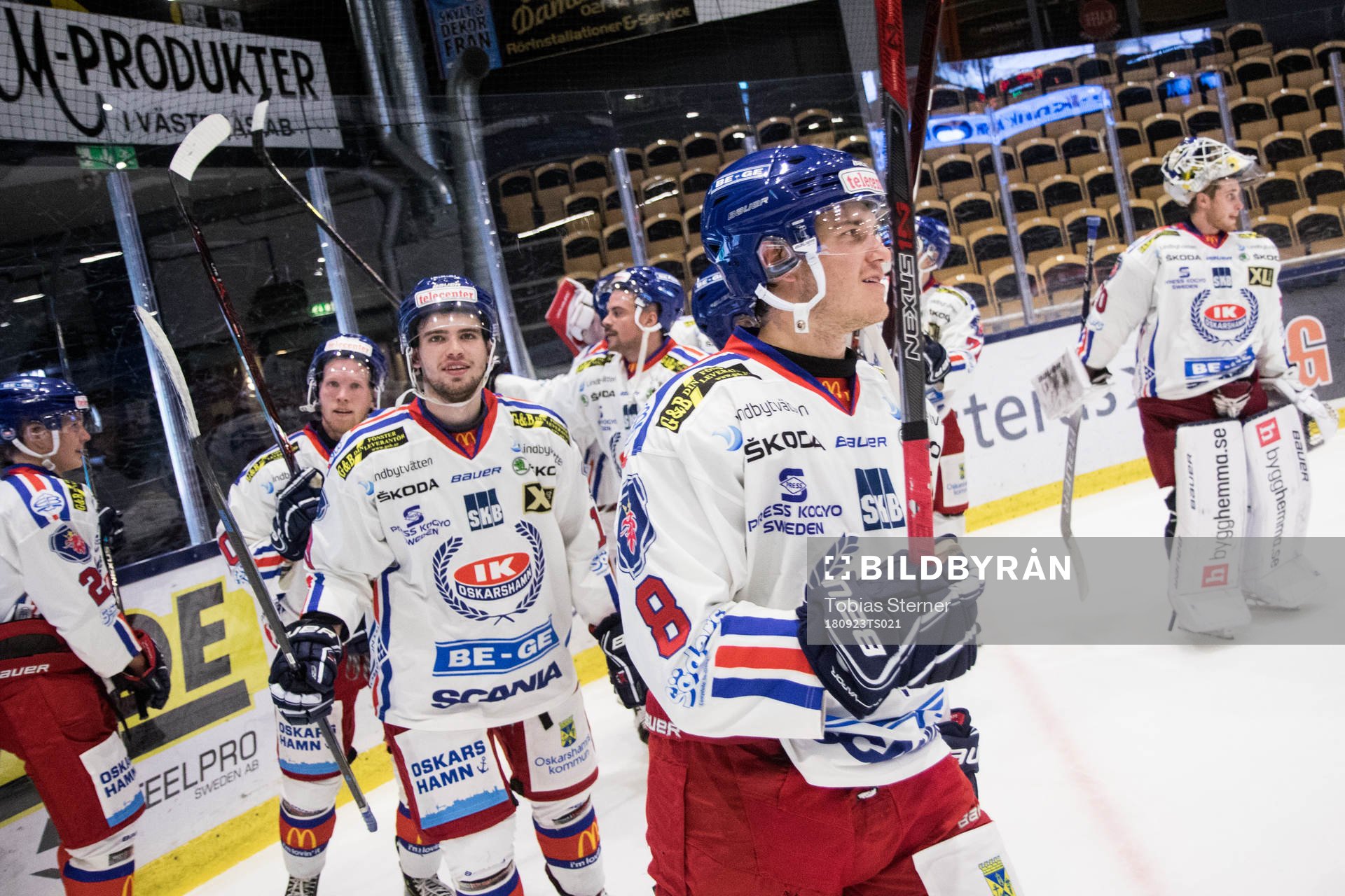 Oskarshamns Emil Carnestad  jublar med sina lagkamrater